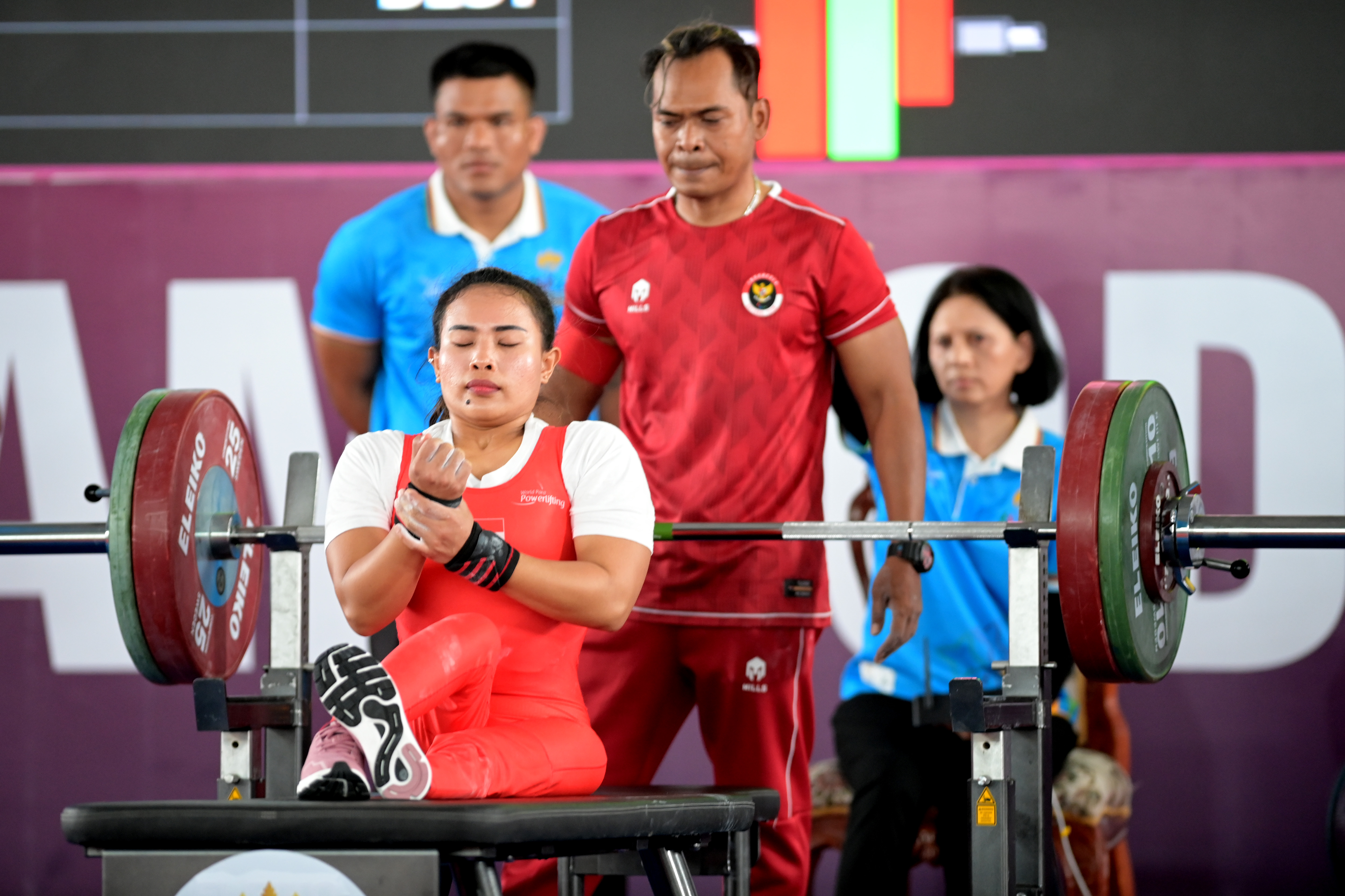 Ni Nengah Raih Medali Emas Angkat Berat APG 2023