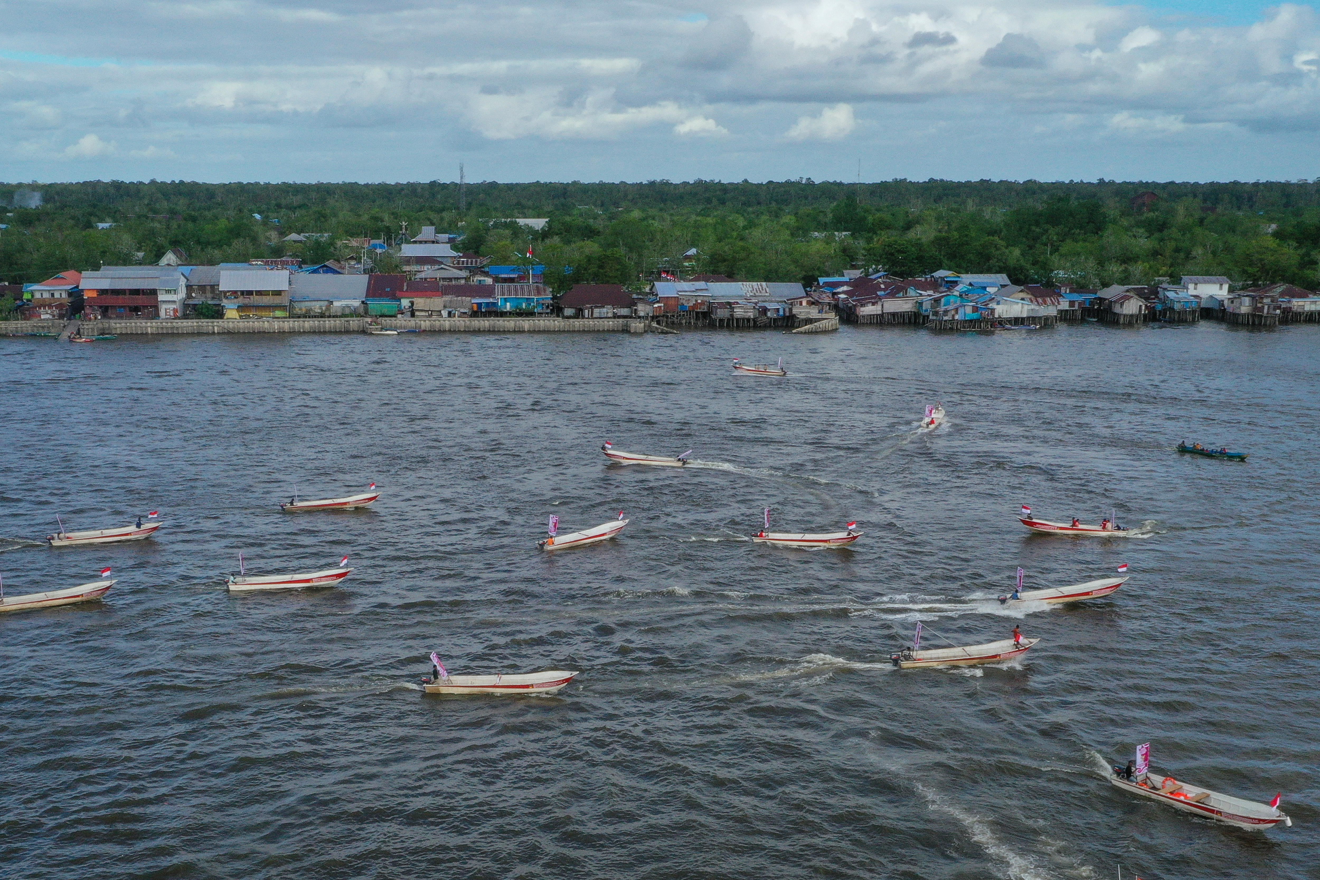Bantuan Perahu Motor untuk Masyarakat Asmat