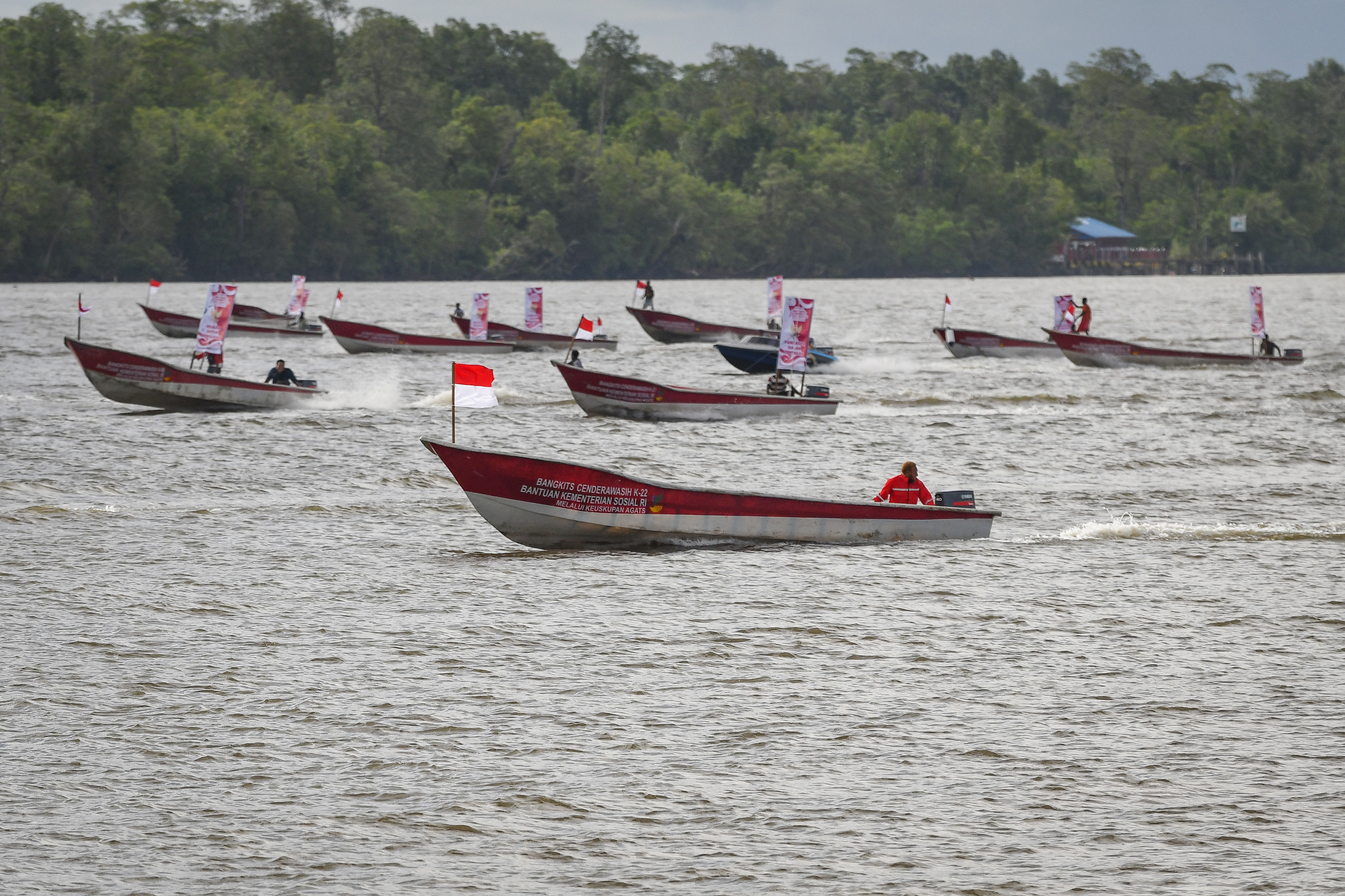 Bantuan Perahu Motor untuk Masyarakat Asmat