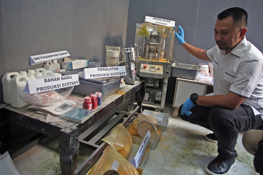 Penggerebekan Pabrik Ekstasi Rumahan 
