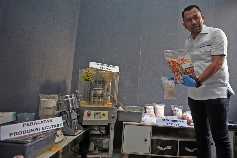 Penggerebekan Pabrik Ekstasi Rumahan 