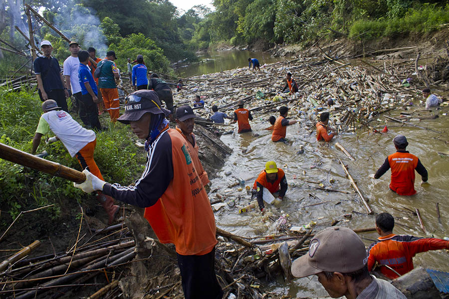 Bersihkan Sampah Di Sungai Barabai