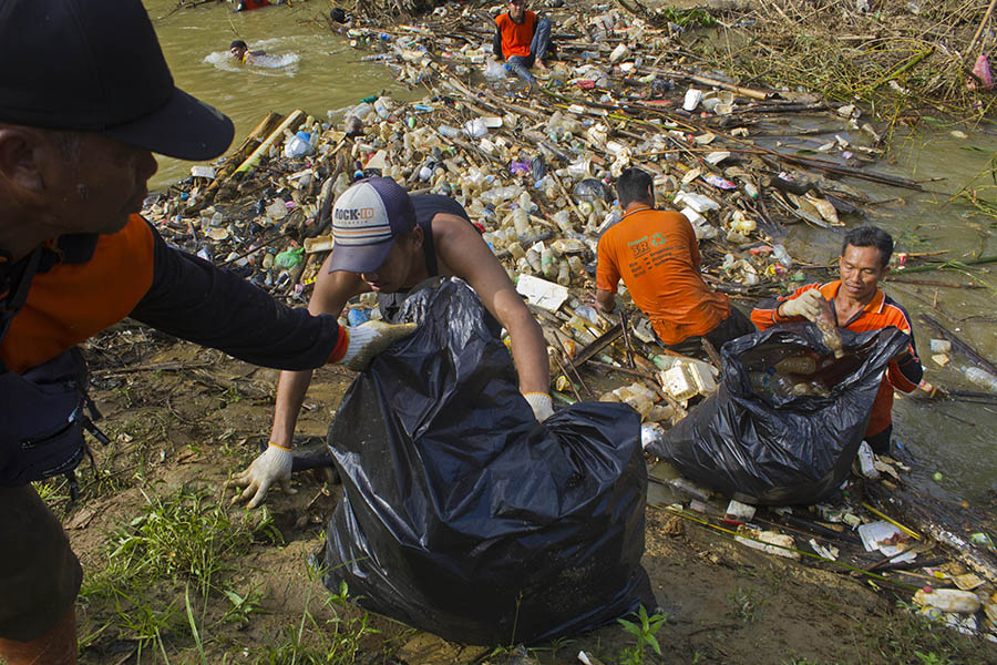 Bersihkan Sampah Di Sungai Barabai