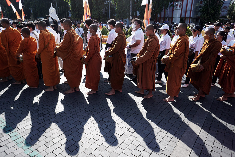 Tradisi Pindapata Waisak di Solo