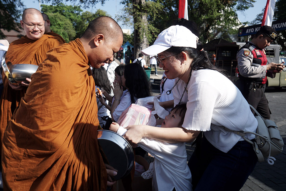 Tradisi Pindapata Waisak di Solo