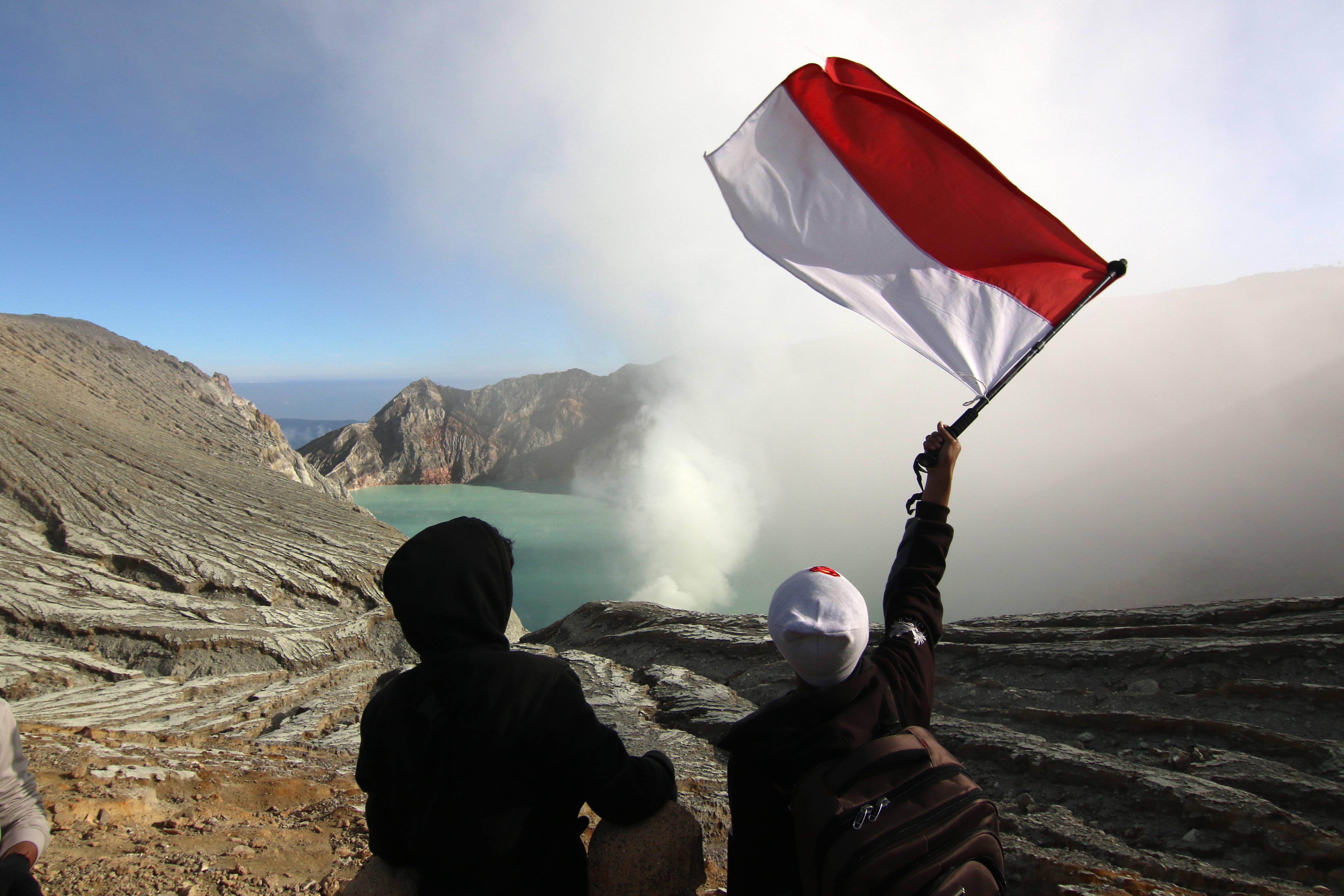 Kawah Ijen Ramai Dikunjungi Warga