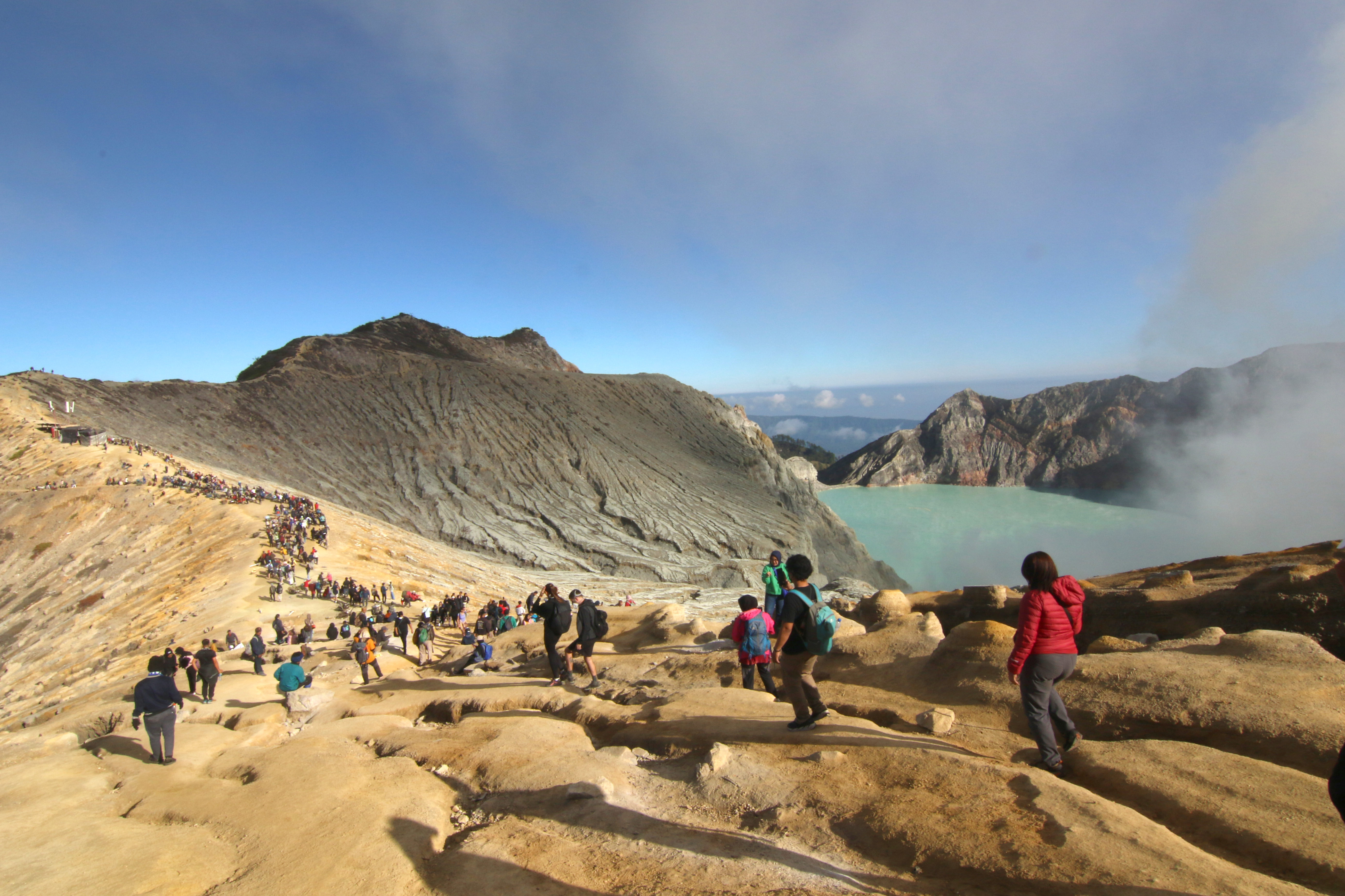 Kawah Ijen Ramai Dikunjungi Warga
