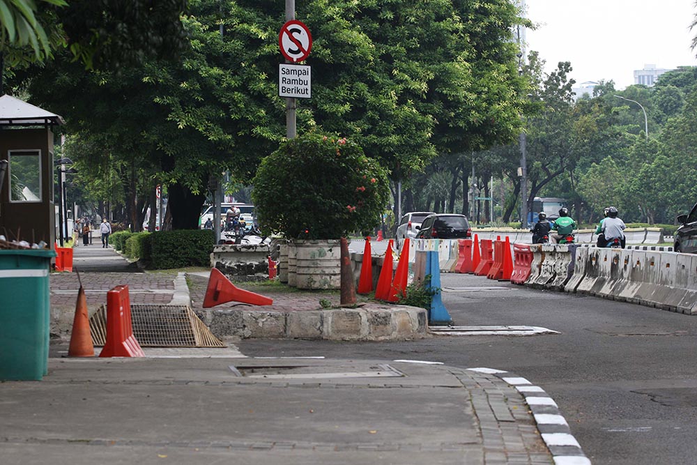 Beton di Depan Kedubes AS Mengokupasi Fasilitas Umum 