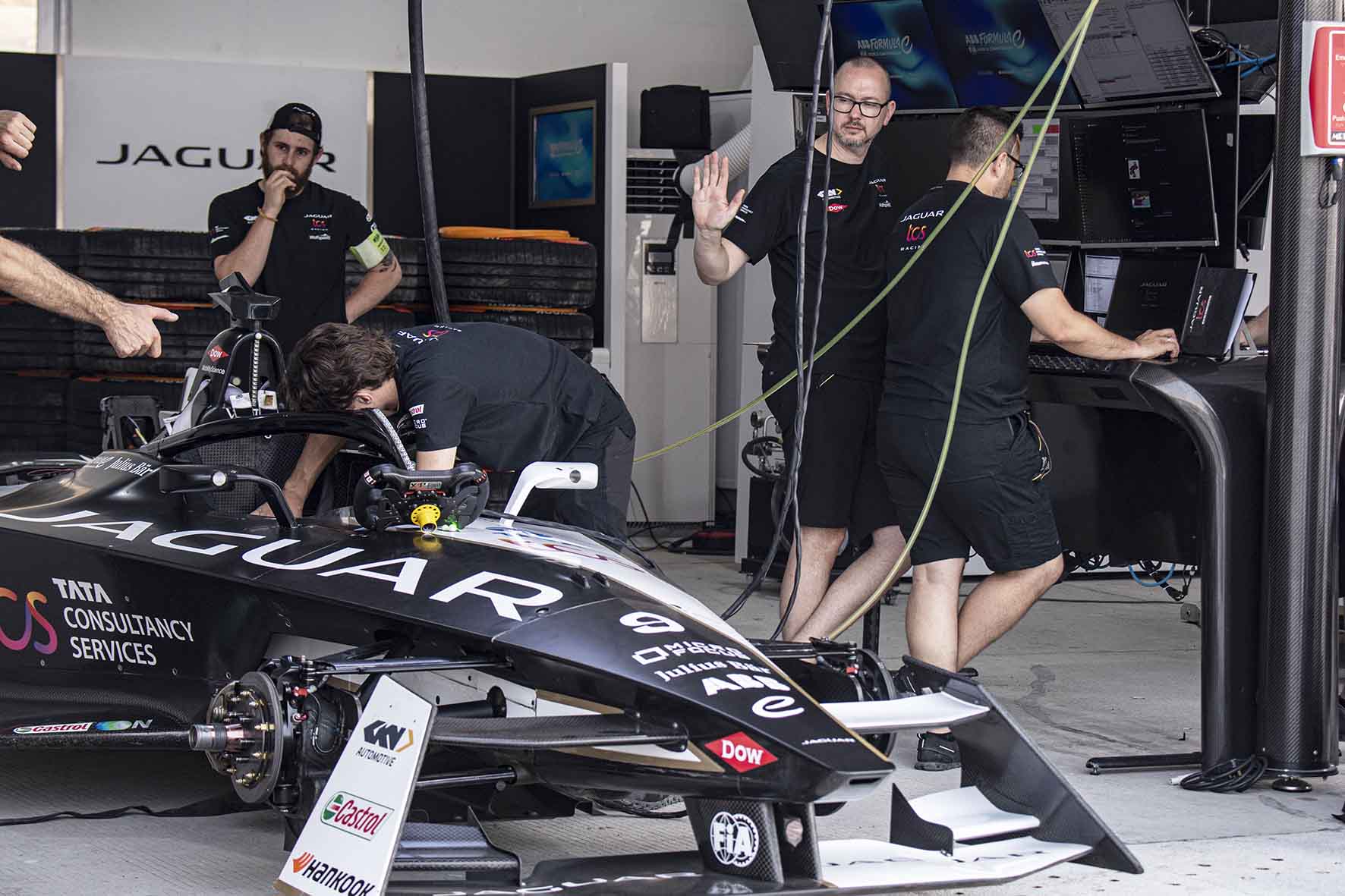 Persiapan latihan bebas kedua Formula E 2023 Jakarta