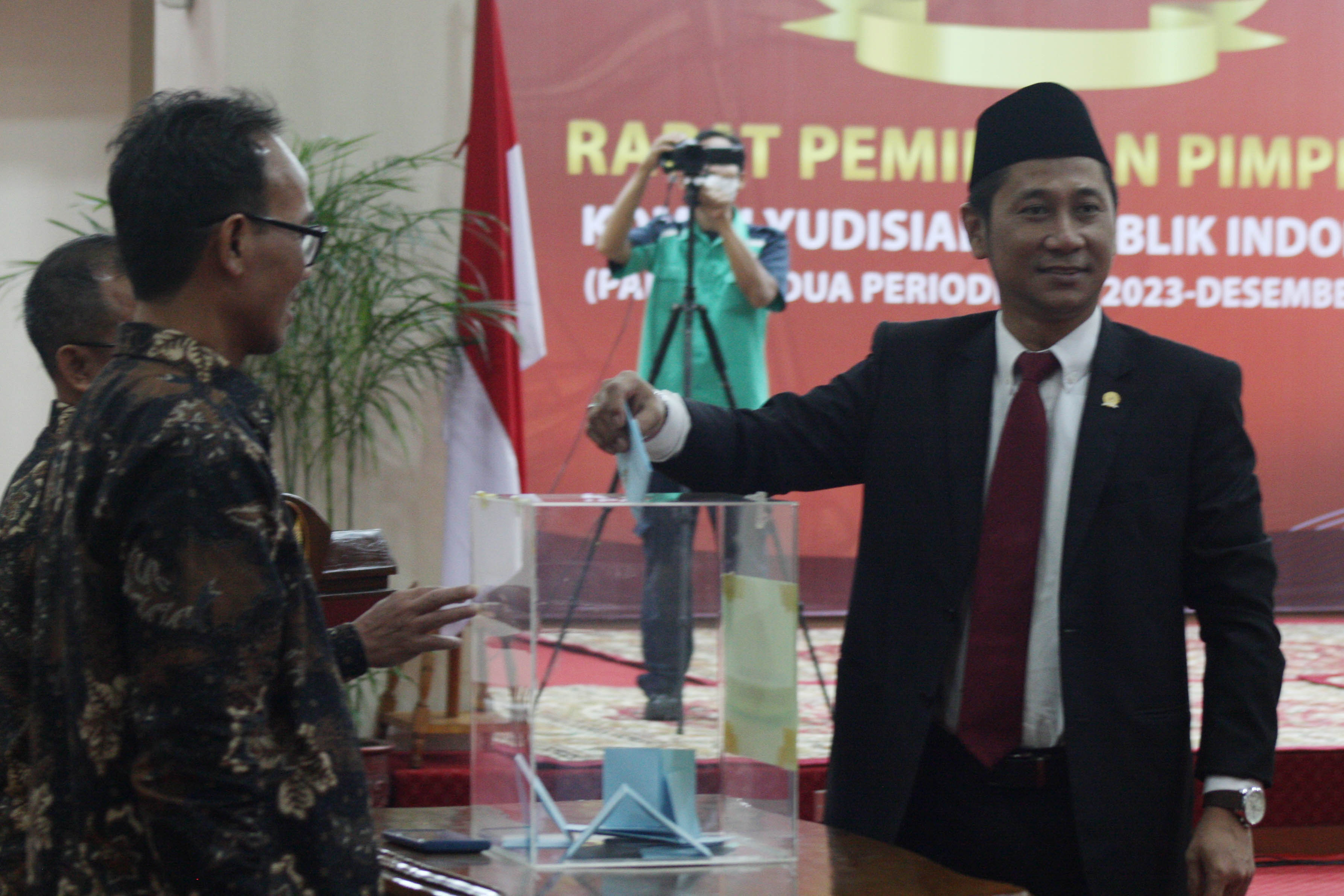 Ketua Komisi Yudisial Paruh Waktu Kedua Terpilih