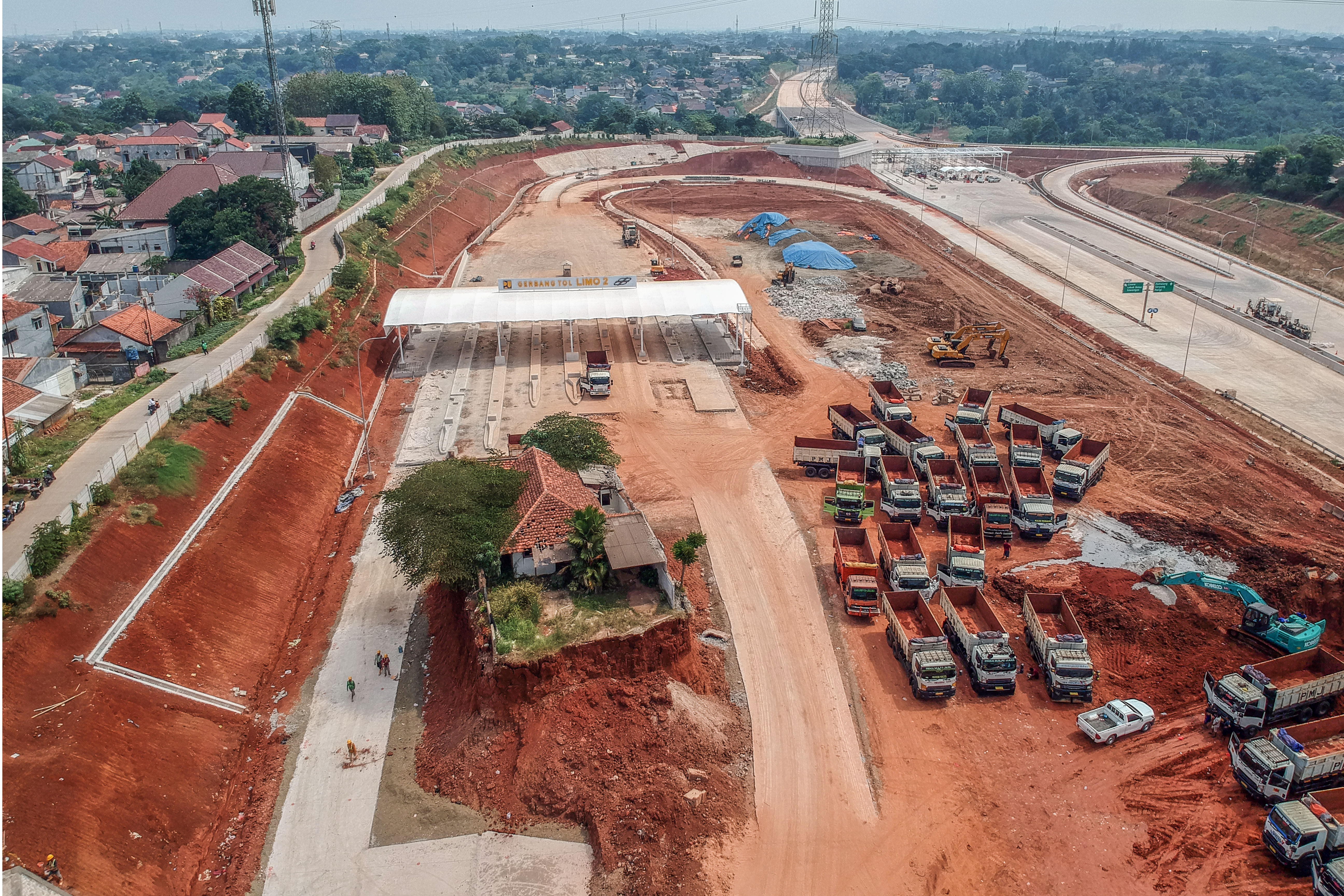 Rumah di Tengah Proyek Jalan Tol Cijago Seksi 3B