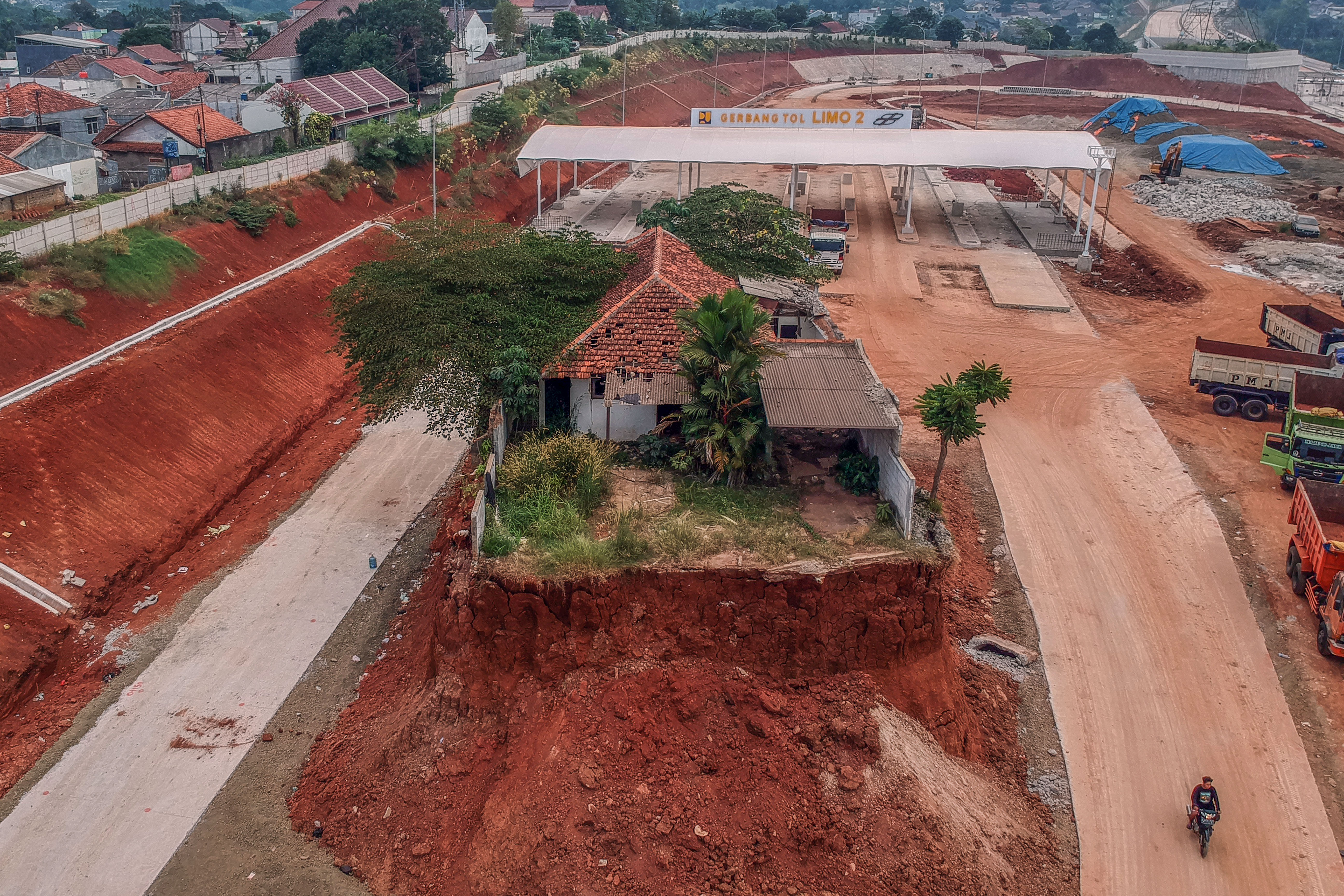 Rumah di Tengah Proyek Jalan Tol Cijago Seksi 3B