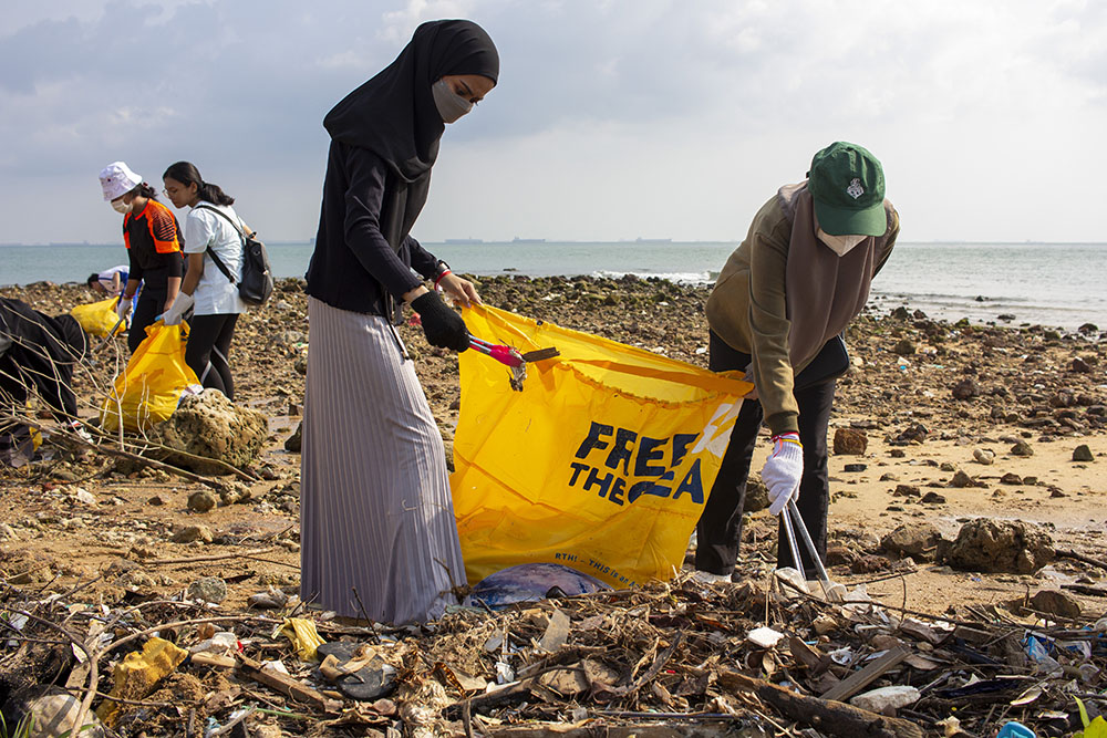 Aksi Bersih Pantai Sambut HUT ke-78 RI di Batam