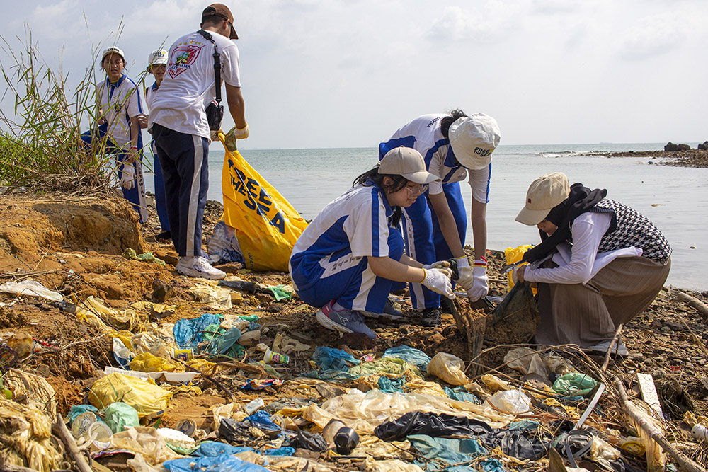 Aksi Bersih Pantai Sambut HUT ke-78 RI di Batam