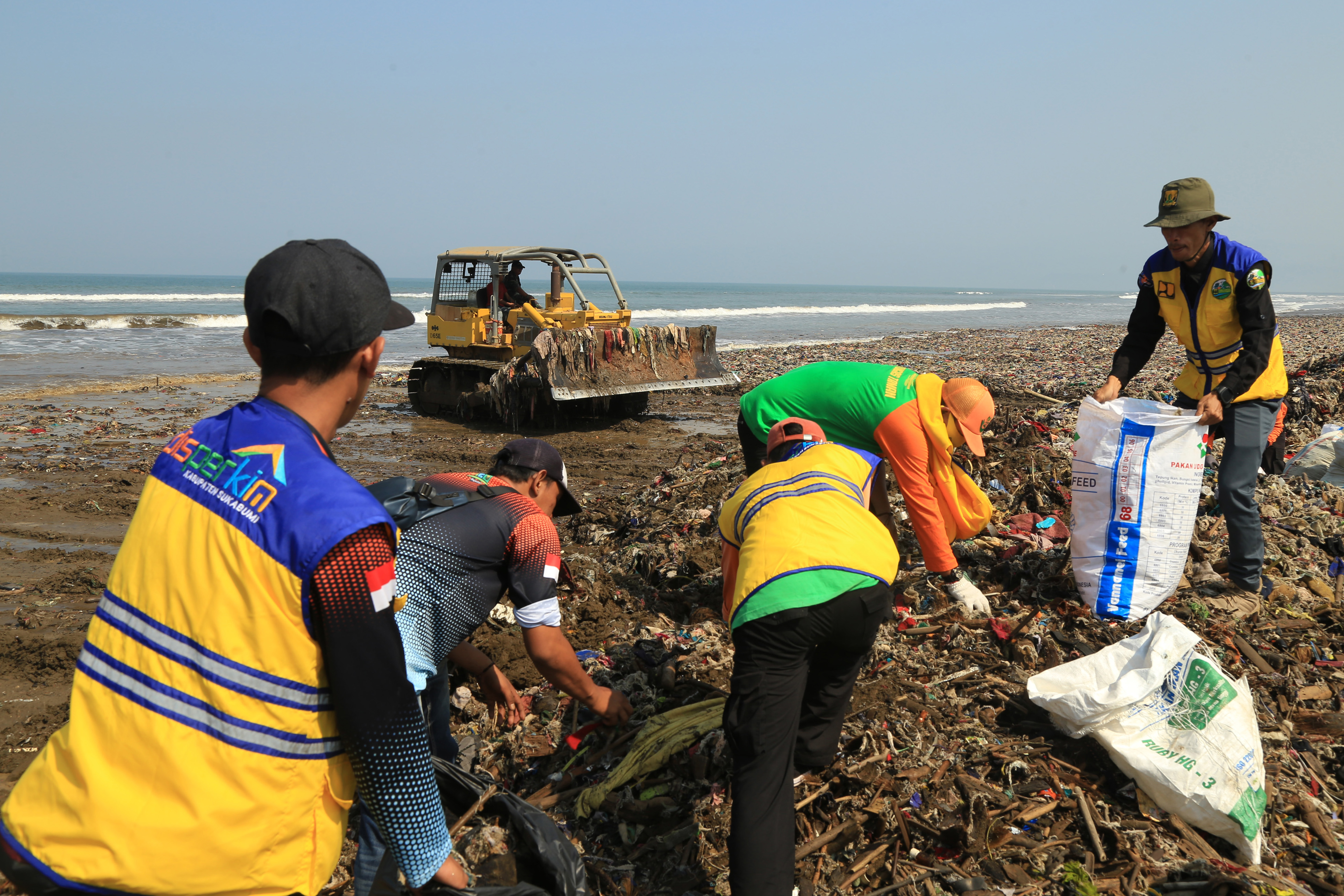 Aksi Bersih Pantai Cibutun di Sukabumi