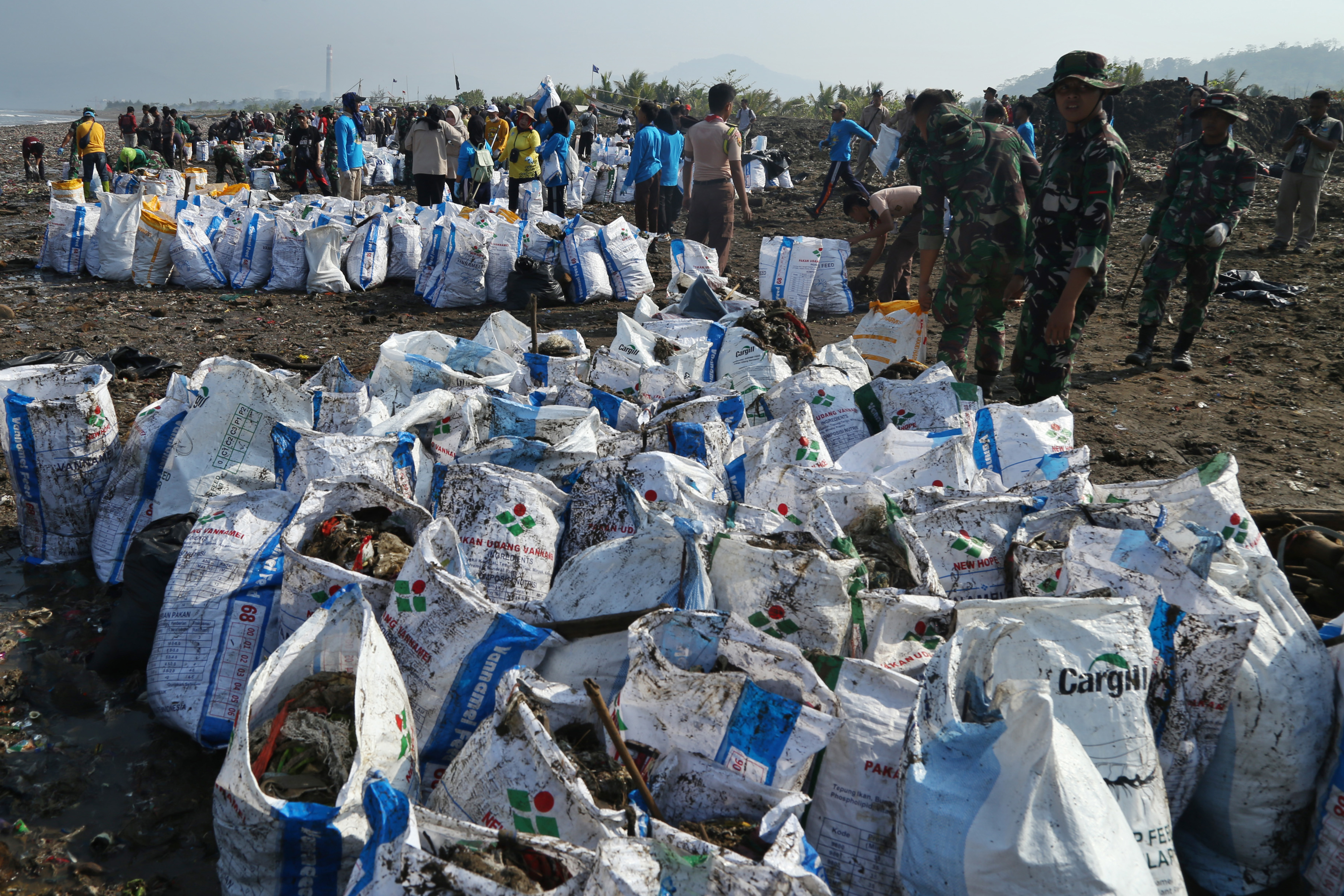 Aksi Bersih Pantai Cibutun di Sukabumi