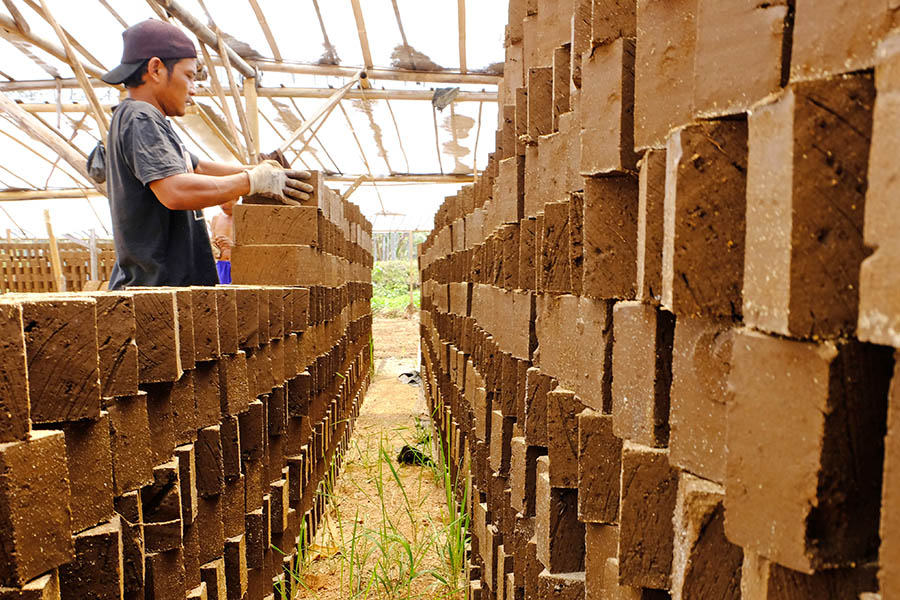 Perajin Batu Bata di Temanggung Kesulitan Air