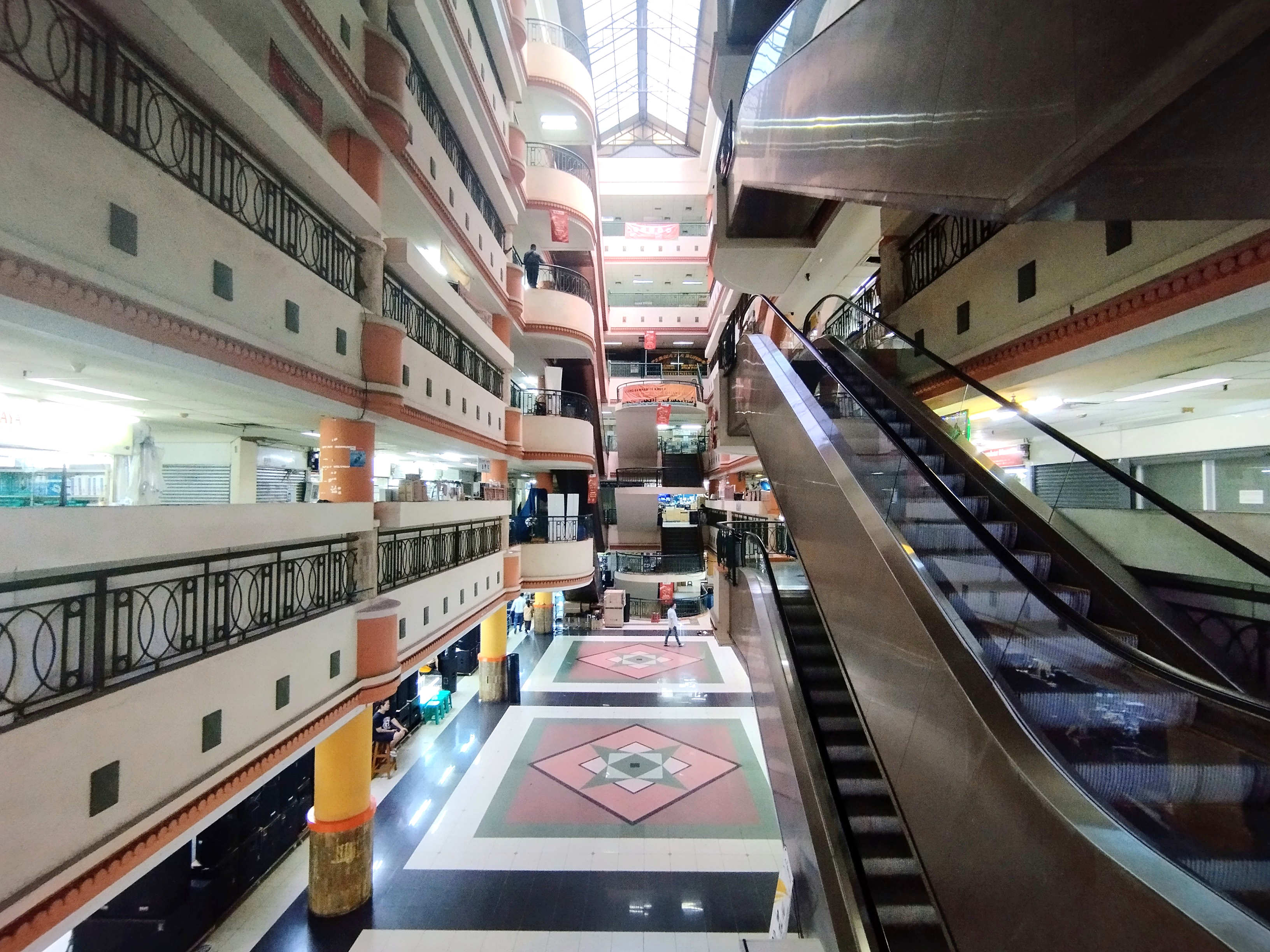 Pasar Elektronik Glodok Semakin Sepi