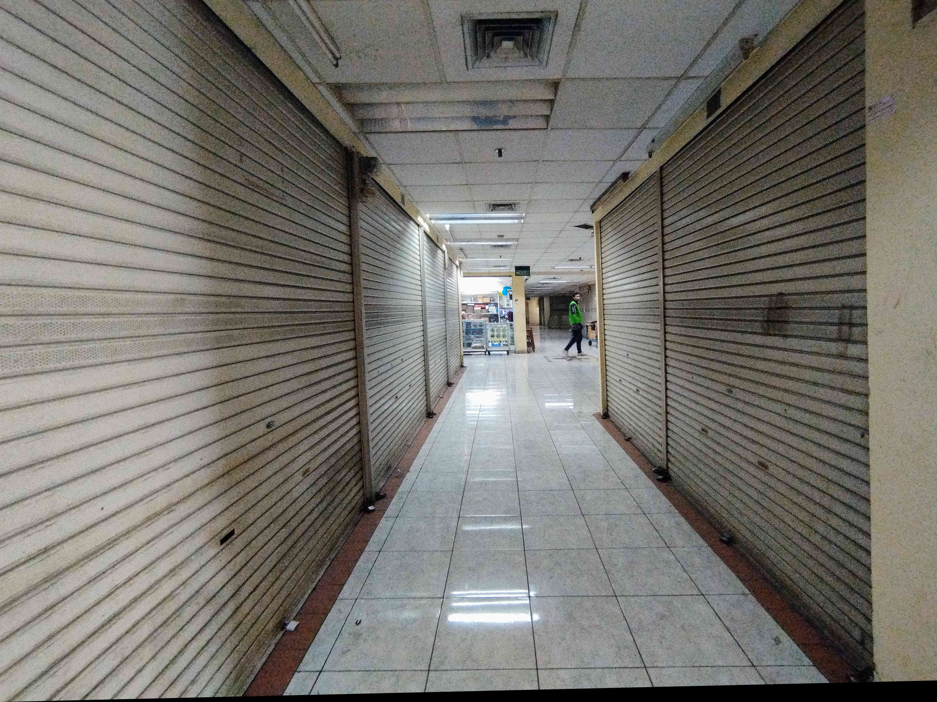 Pasar Elektronik Glodok Semakin Sepi