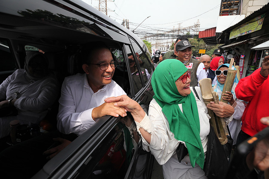 Anies dan Istri Menyapa Hangat Warga Tanah Merah 