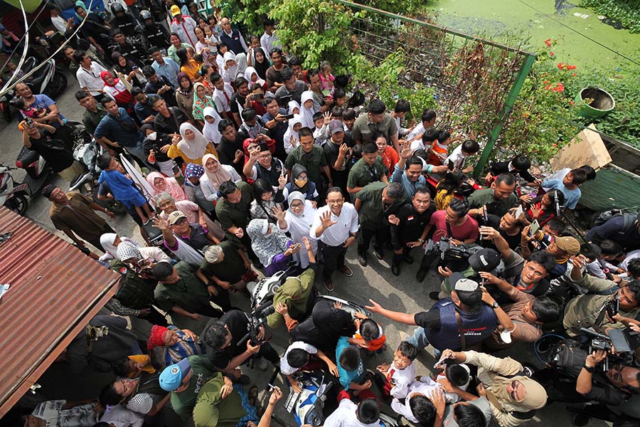 Anies dan Istri Menyapa Hangat Warga Tanah Merah 