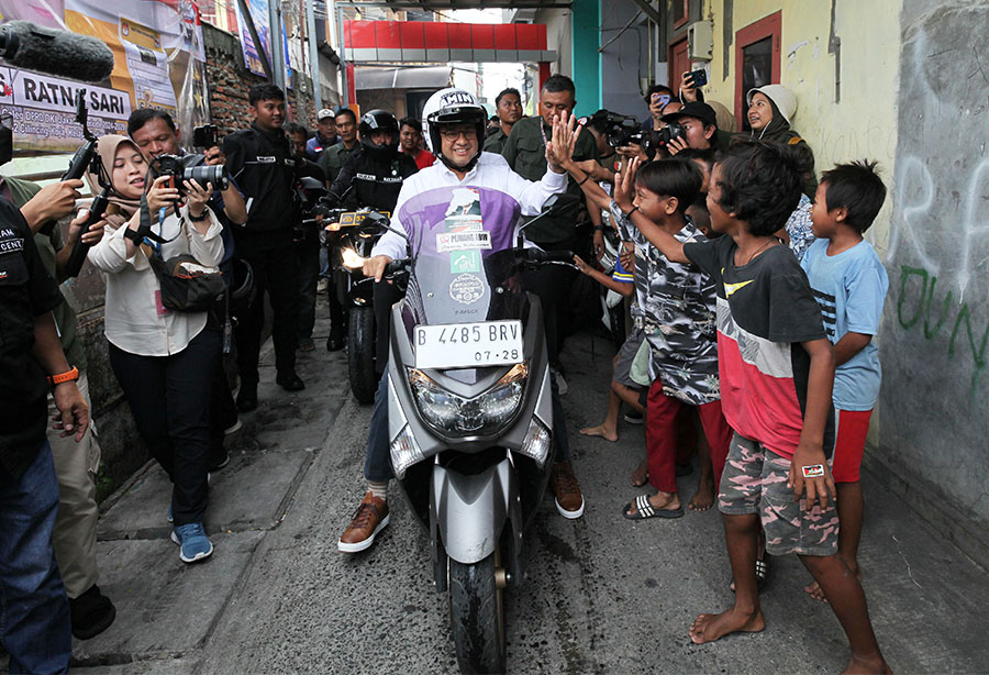 Anies dan Istri Menyapa Hangat Warga Tanah Merah 