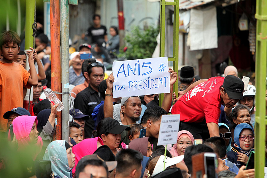 Anies dan Istri Menyapa Hangat Warga Tanah Merah 