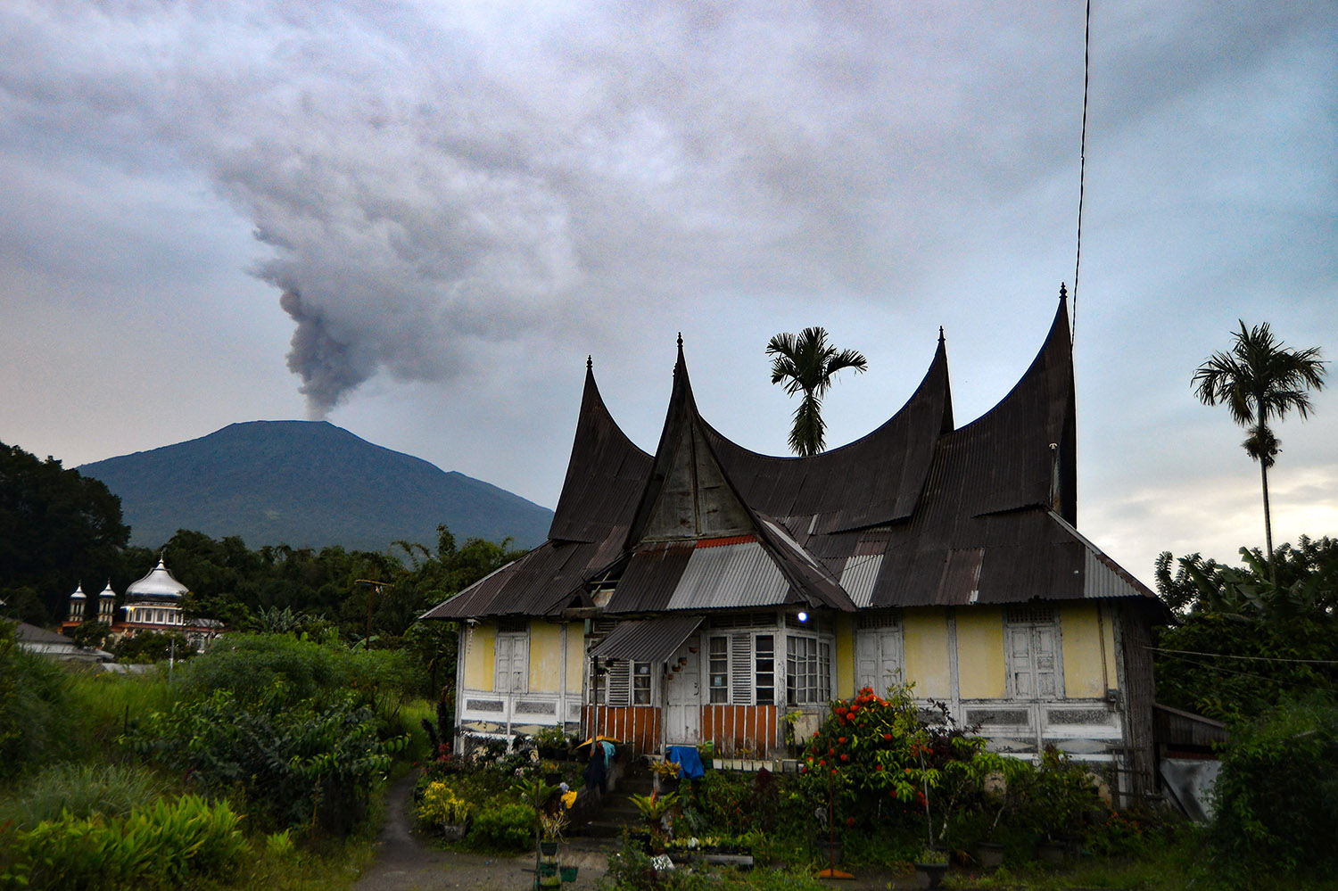 Gunung Marapi kembali erupsi
