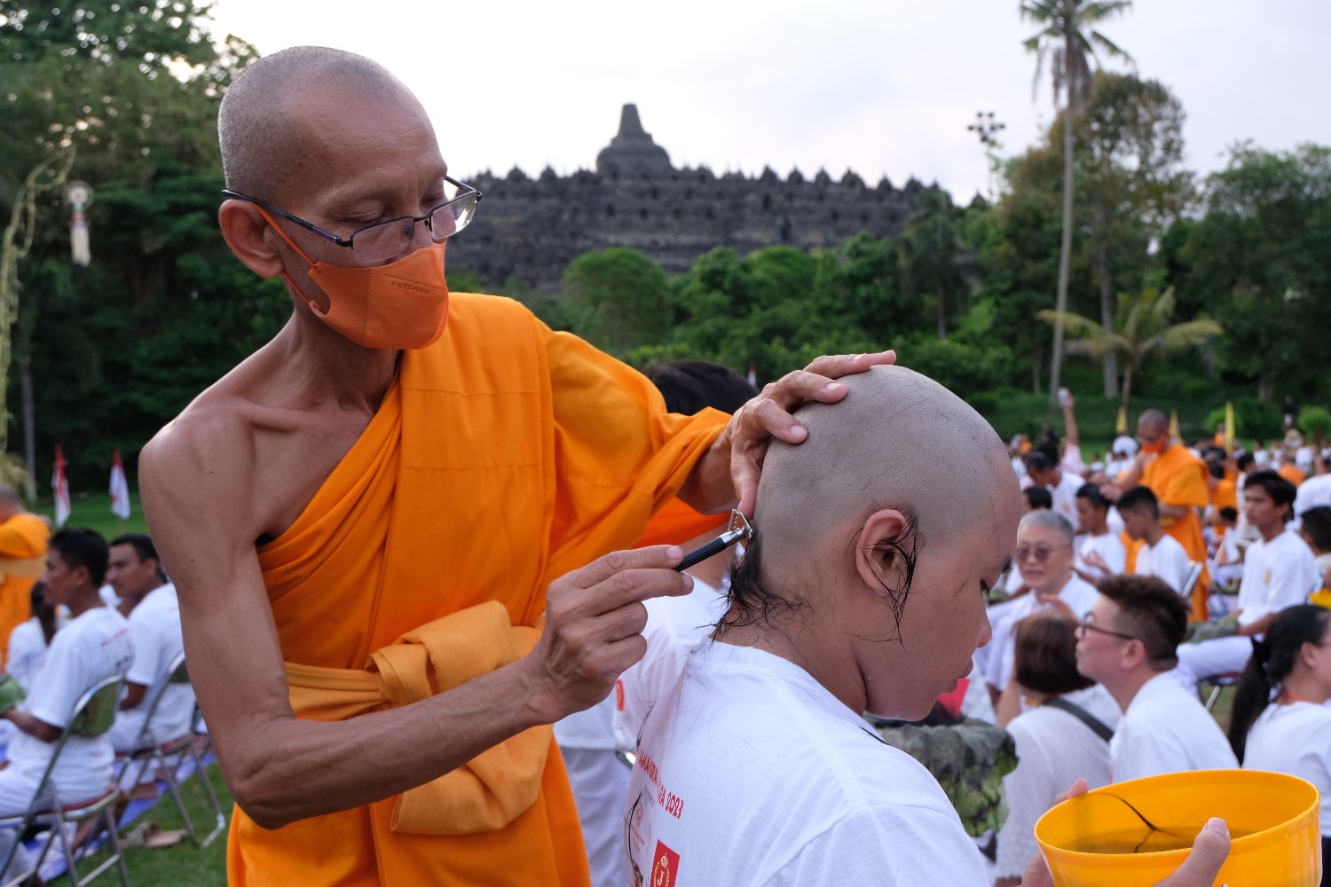 Ritual Potong Rambut Pabajja Samanera