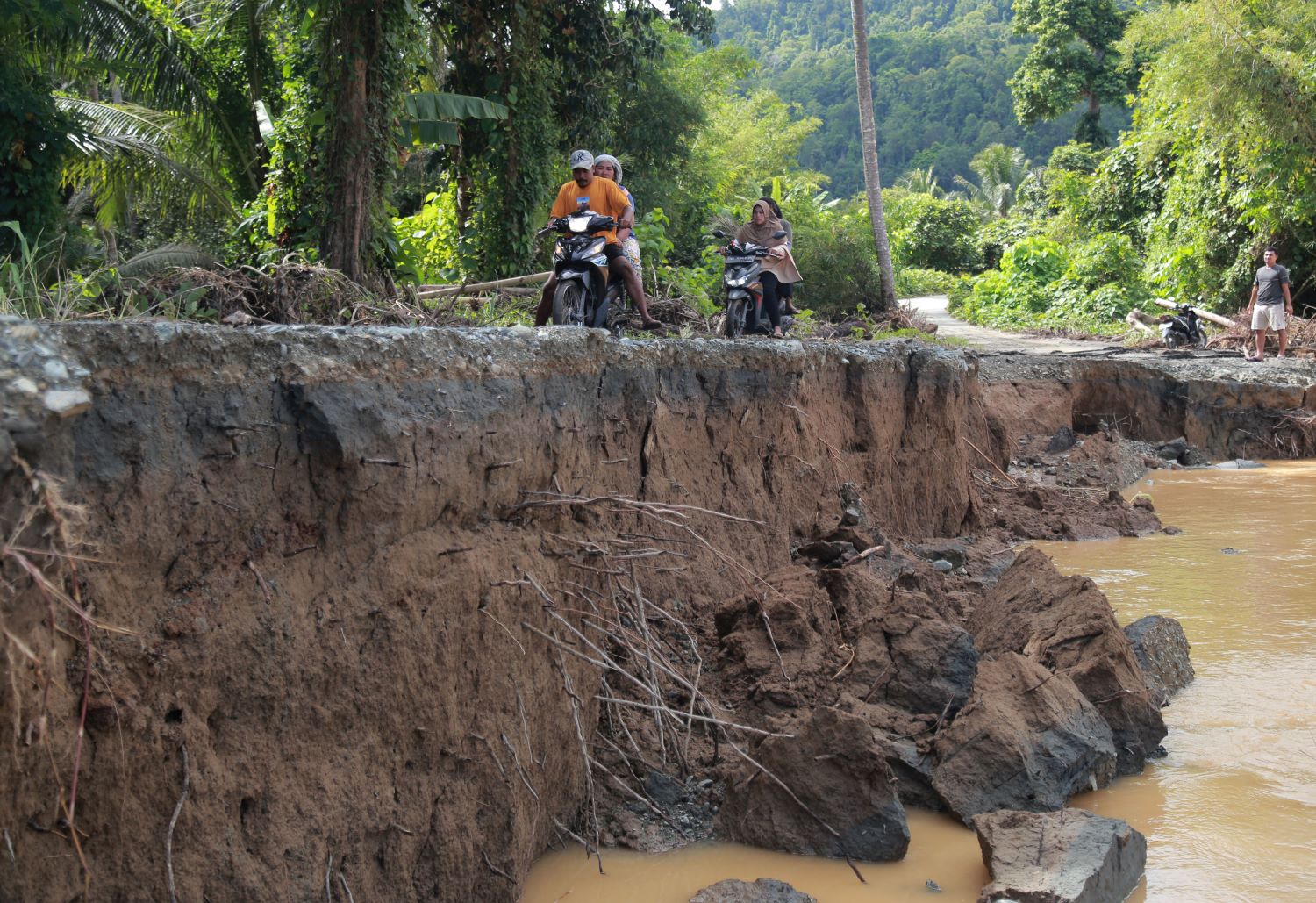  Jalan Penghubung Desa di Pulau Bacan Amblas Diterjang Banjir 