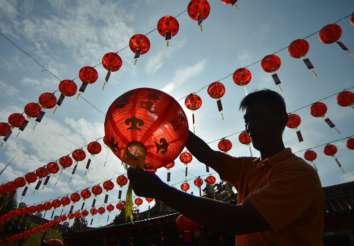 Persiapan Klenteng See Hin Kiong Padang Jelang Imlek