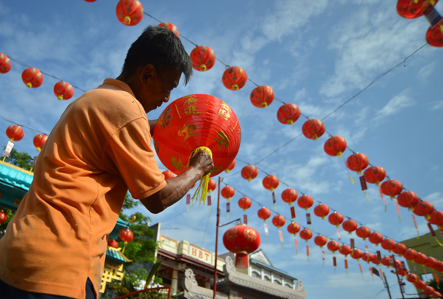 Persiapan Klenteng See Hin Kiong Padang Jelang Imlek