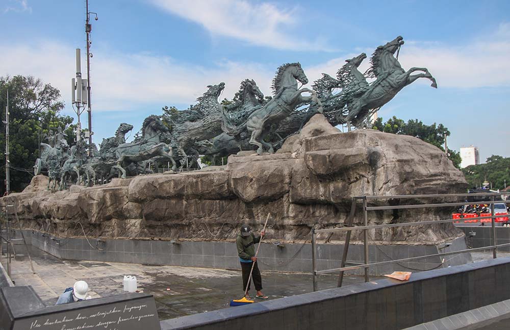 Perawatan Kolam Patung Kuda Arjuna Wijaya
