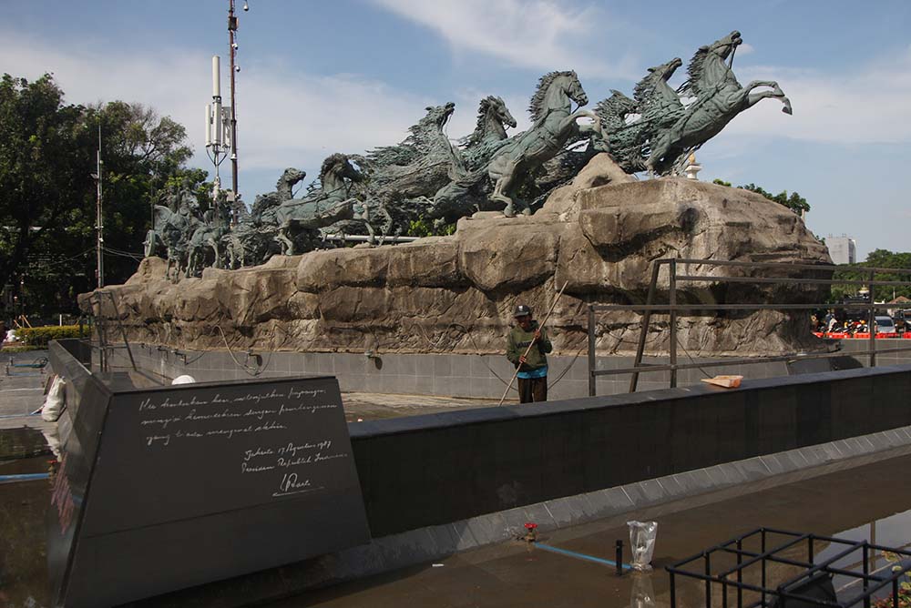 Perawatan Kolam Patung Kuda Arjuna Wijaya