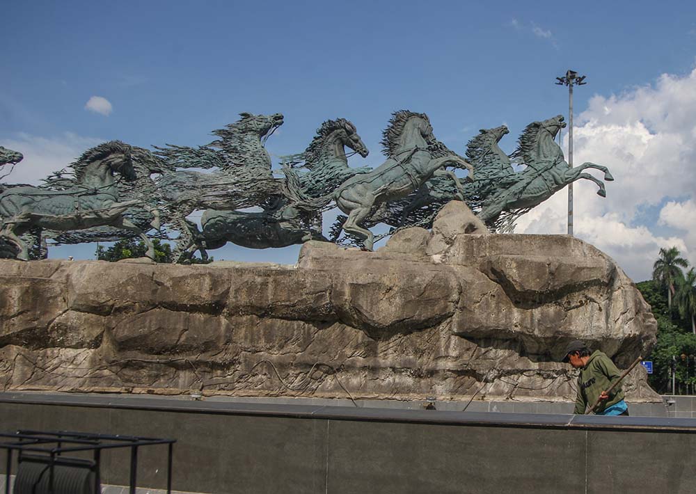 Perawatan Kolam Patung Kuda Arjuna Wijaya
