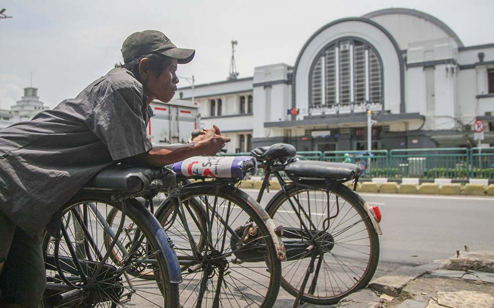 Ojek Sepeda Ontel Bertahan di Tengah Gerusan Zaman