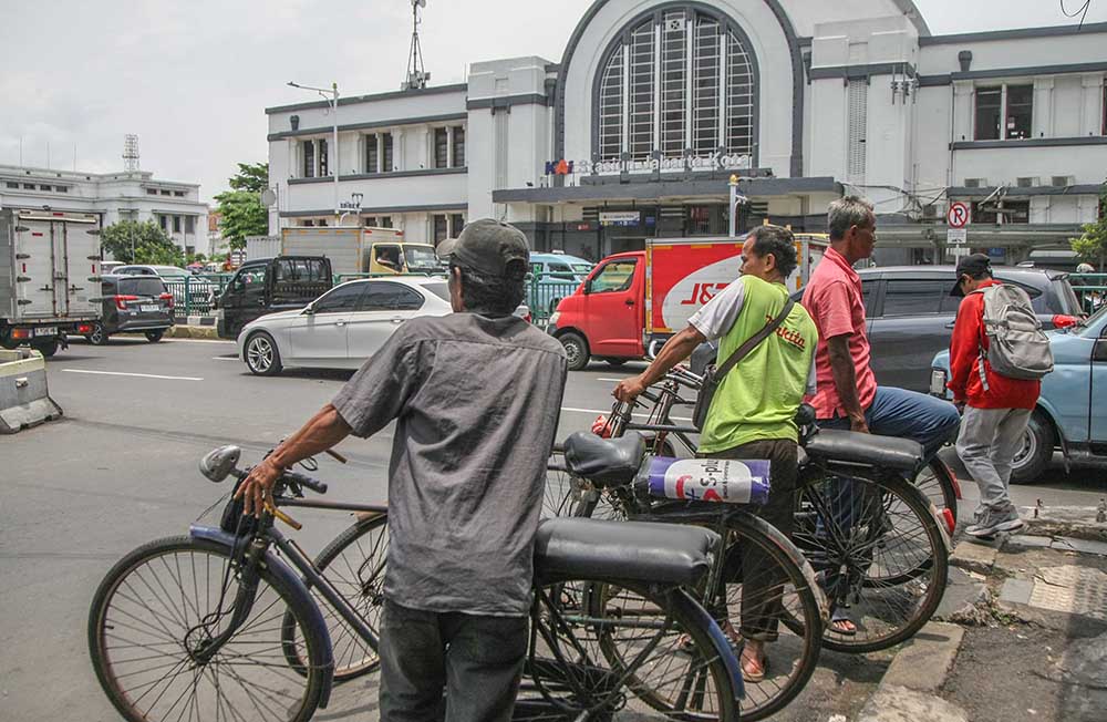 Ojek Sepeda Ontel Bertahan di Tengah Gerusan Zaman