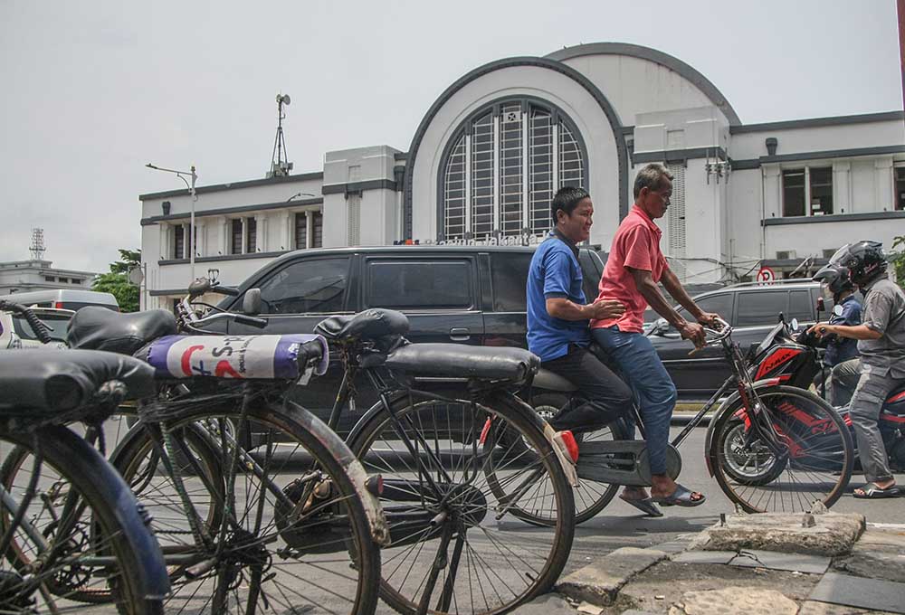 Ojek Sepeda Ontel Bertahan di Tengah Gerusan Zaman