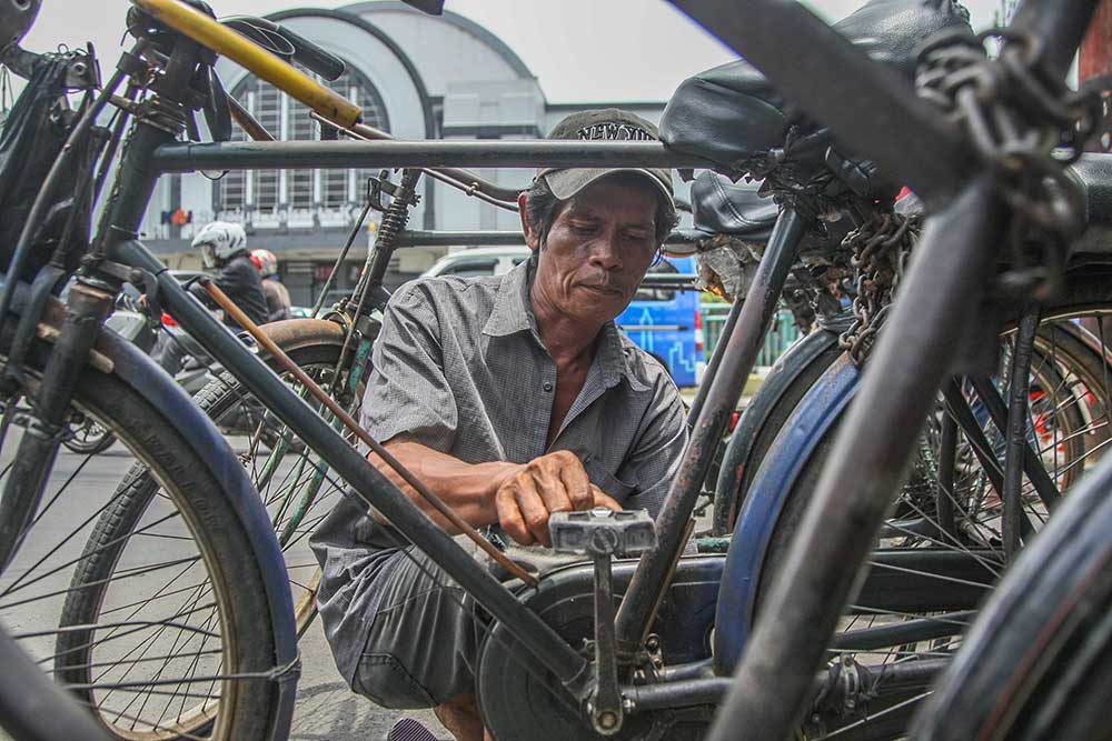 Ojek Sepeda Ontel Bertahan di Tengah Gerusan Zaman