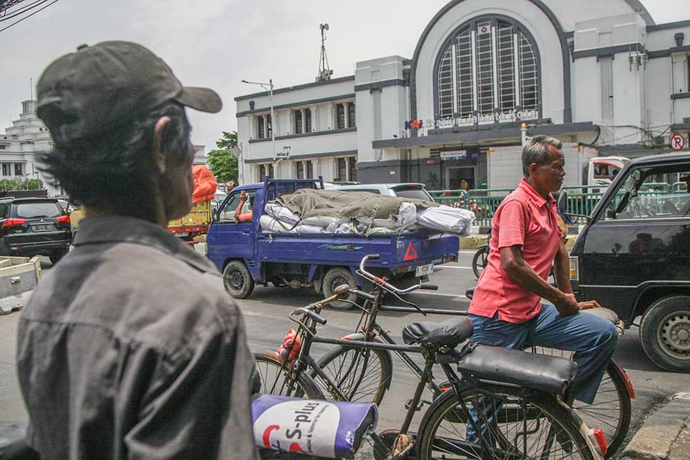 Ojek Sepeda Ontel Bertahan di Tengah Gerusan Zaman