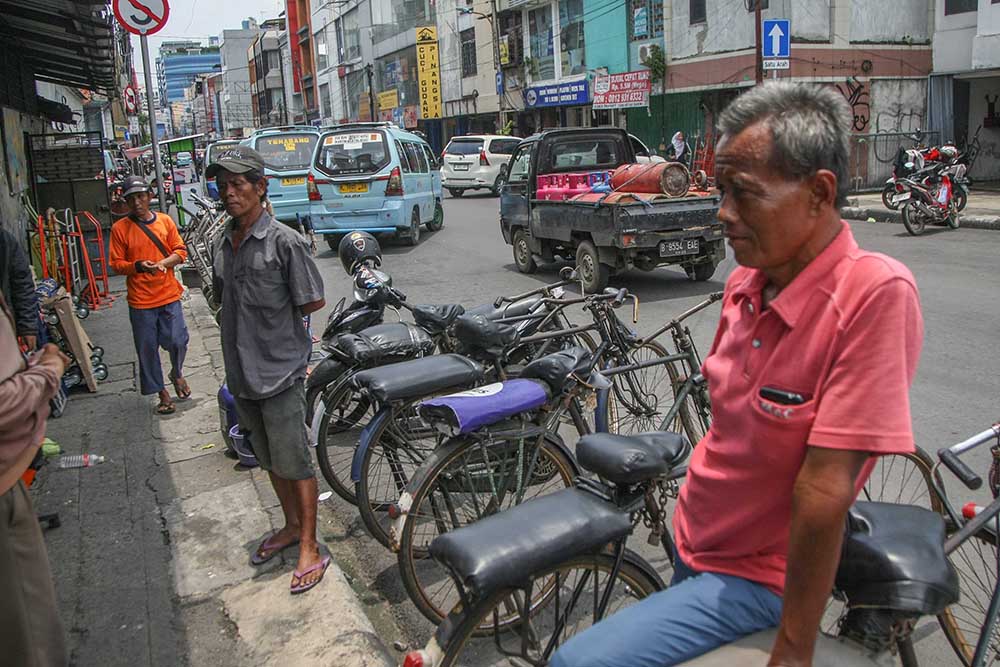 Ojek Sepeda Ontel Bertahan di Tengah Gerusan Zaman