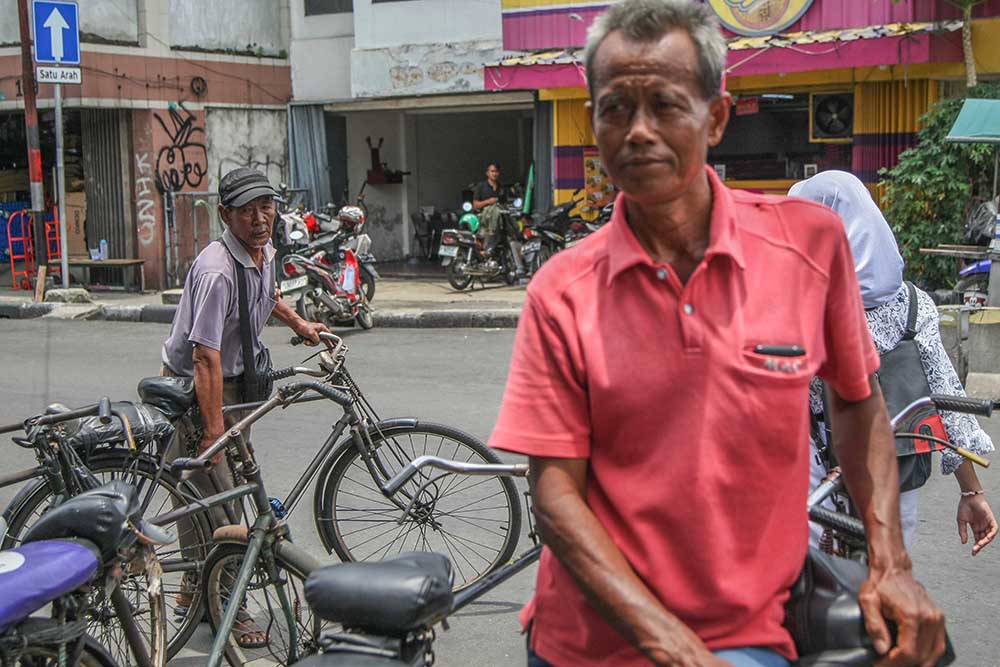 Ojek Sepeda Ontel Bertahan di Tengah Gerusan Zaman