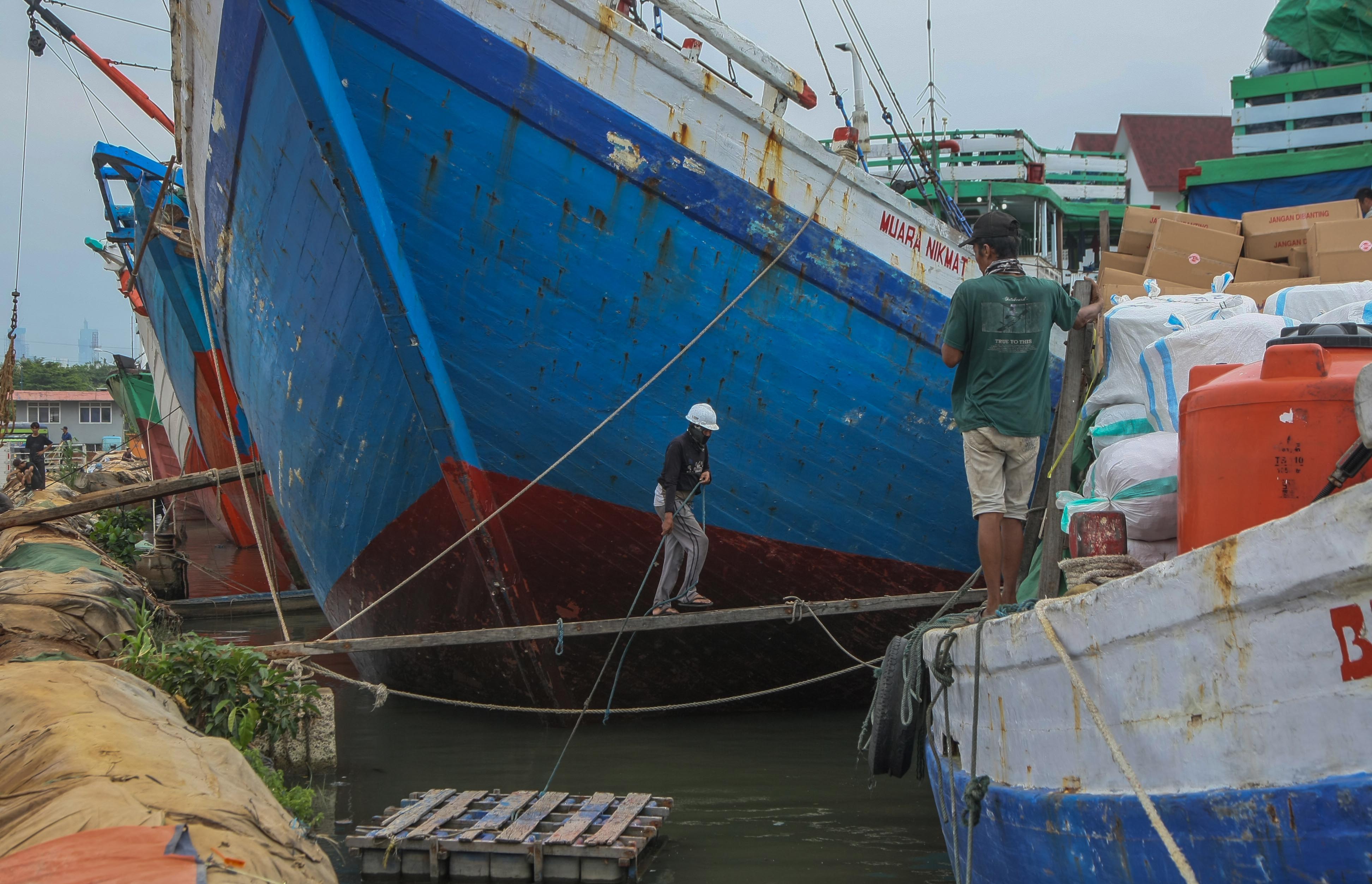Aktifitas Bongkar Muat di Pelabuhan Sunda Kelapa