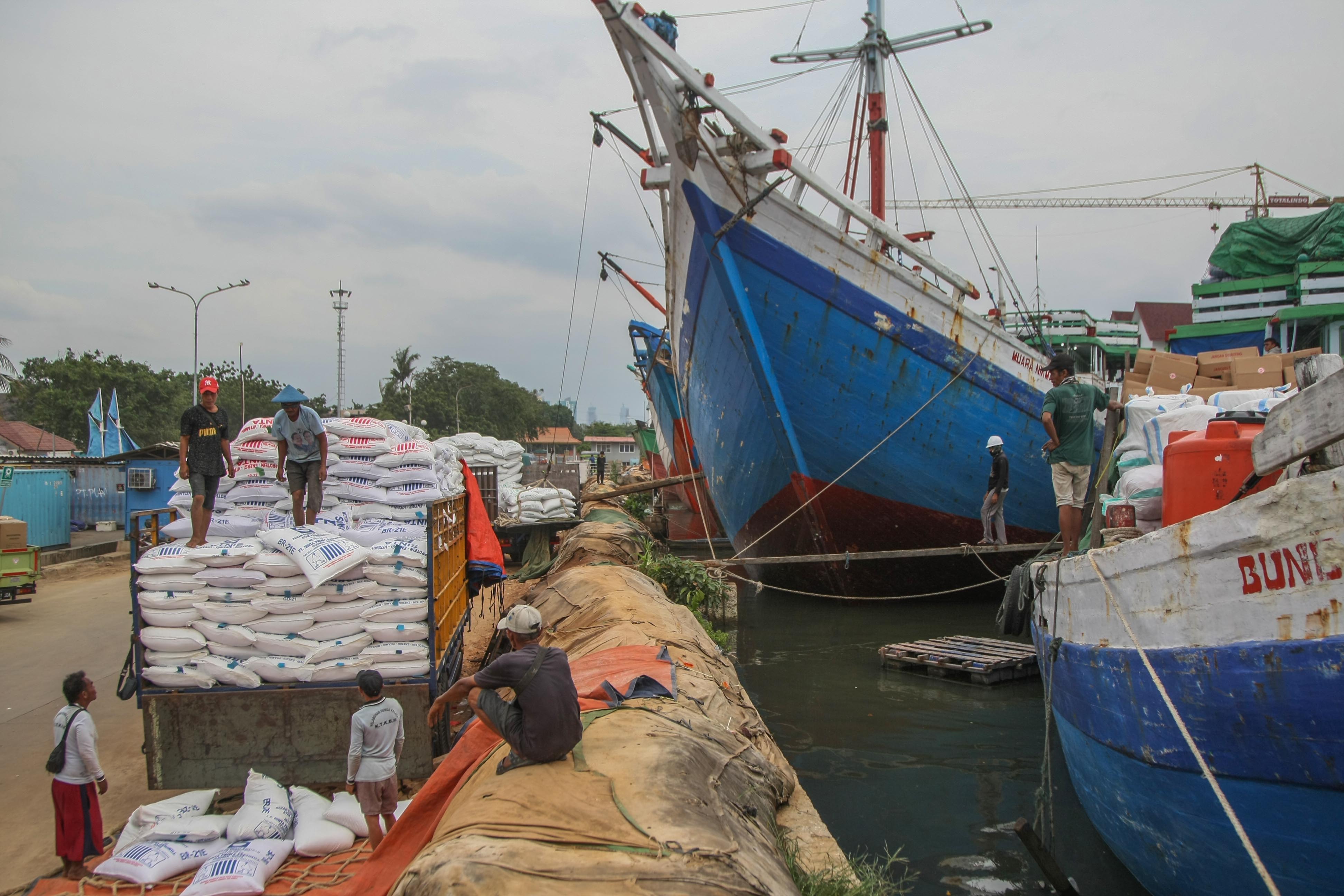 Aktifitas Bongkar Muat di Pelabuhan Sunda Kelapa