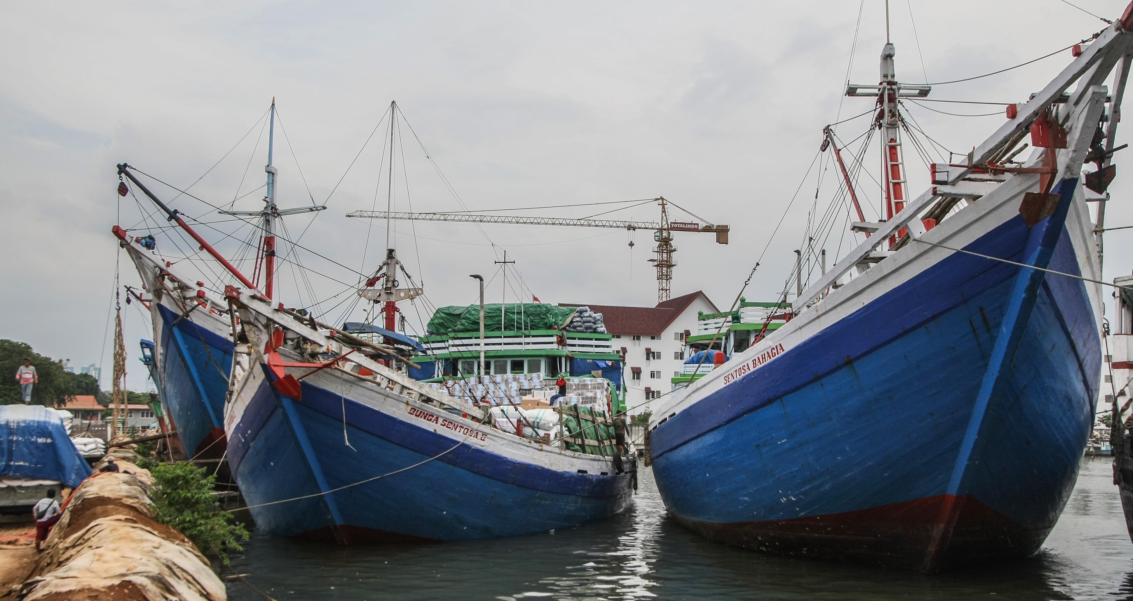 Aktifitas Bongkar Muat di Pelabuhan Sunda Kelapa