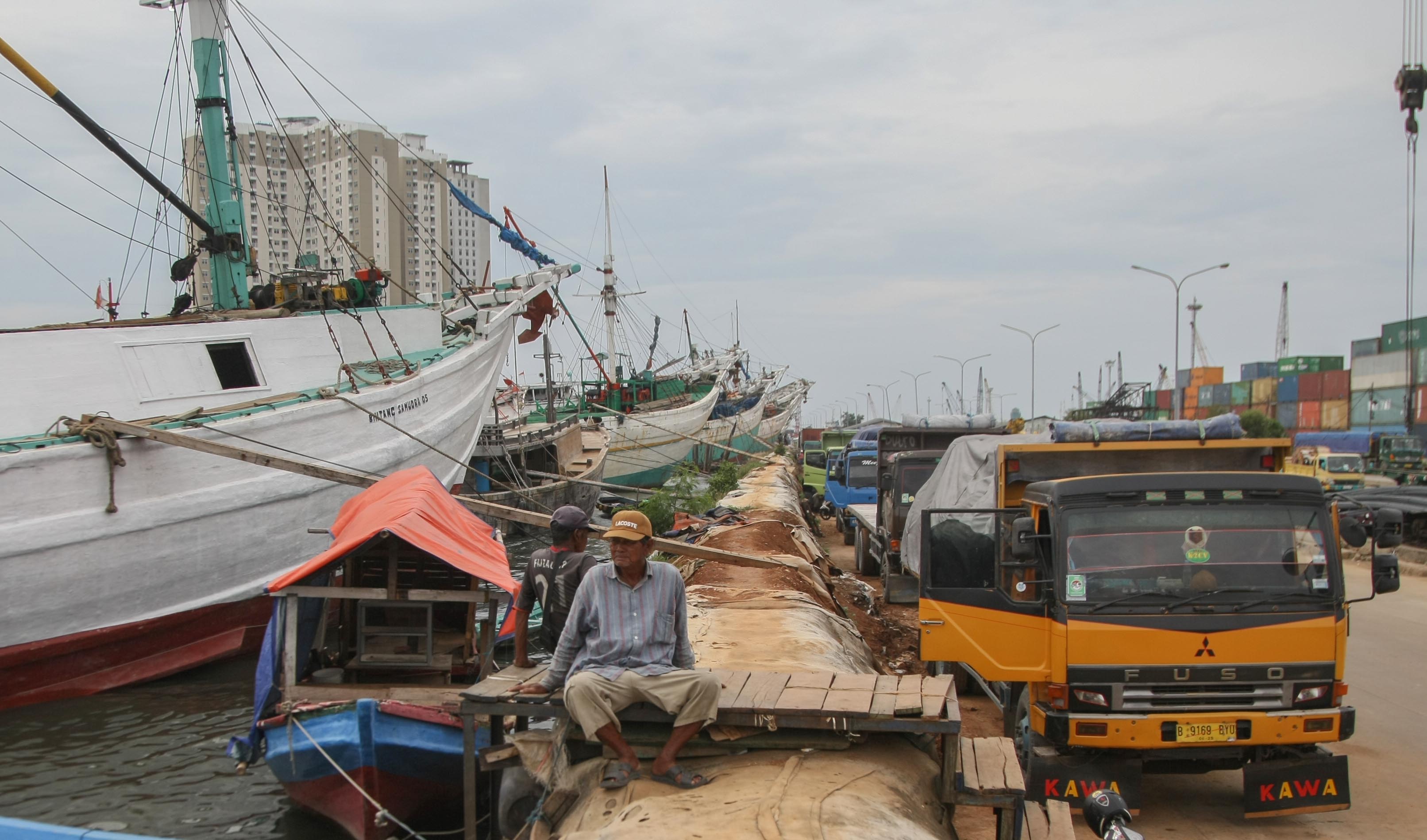 Aktifitas Bongkar Muat di Pelabuhan Sunda Kelapa