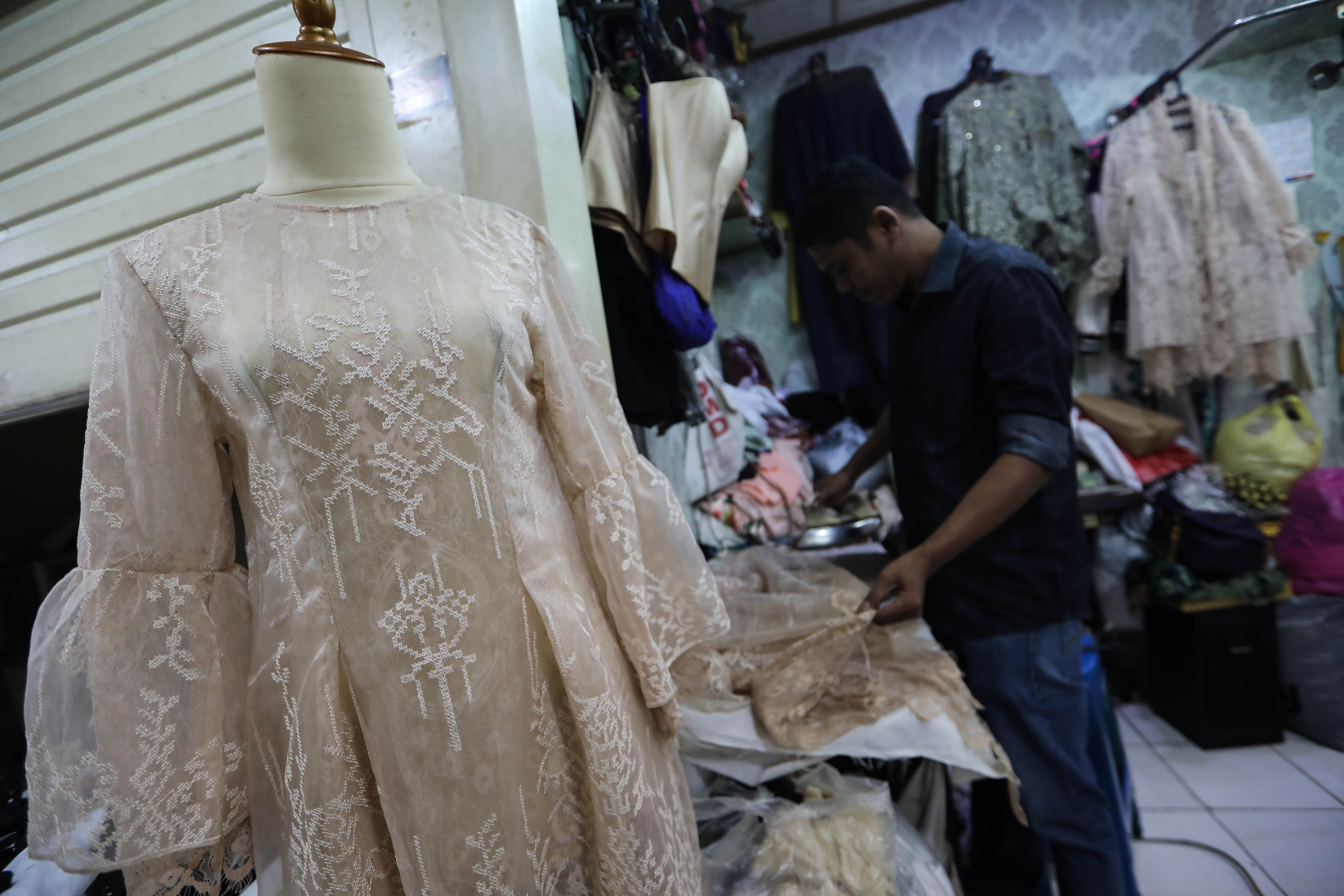 Penjahit Mulai Terima Jahitan Pakaian Lebaran