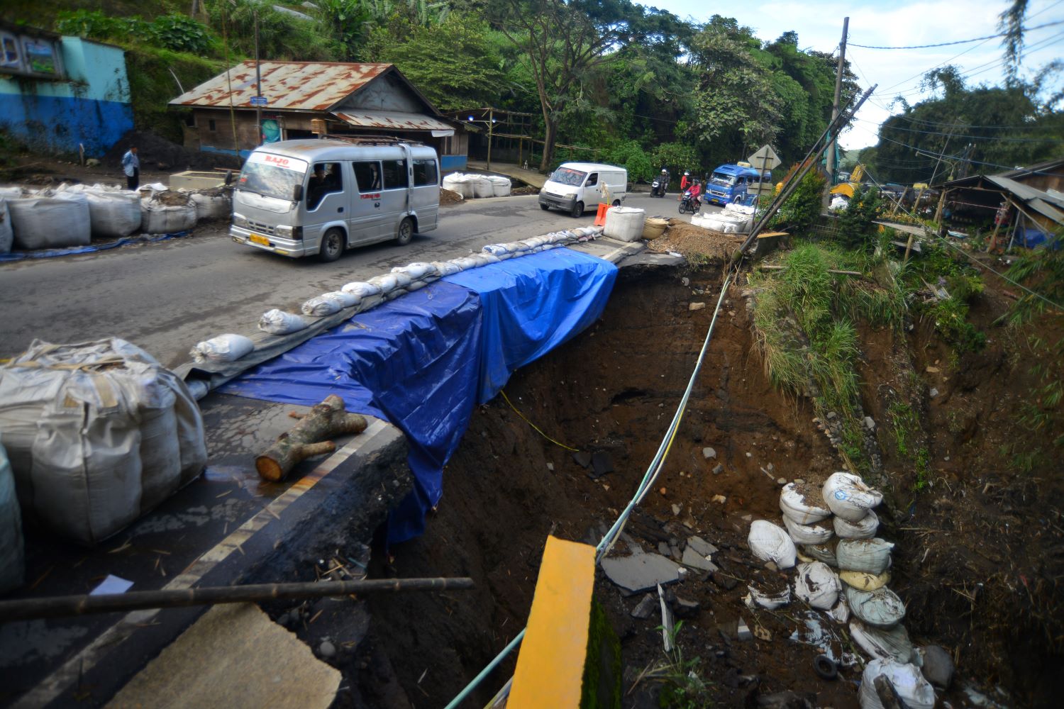 Jalan Raya Padang-Bukittinggi  Amblas di Tanah Datar
