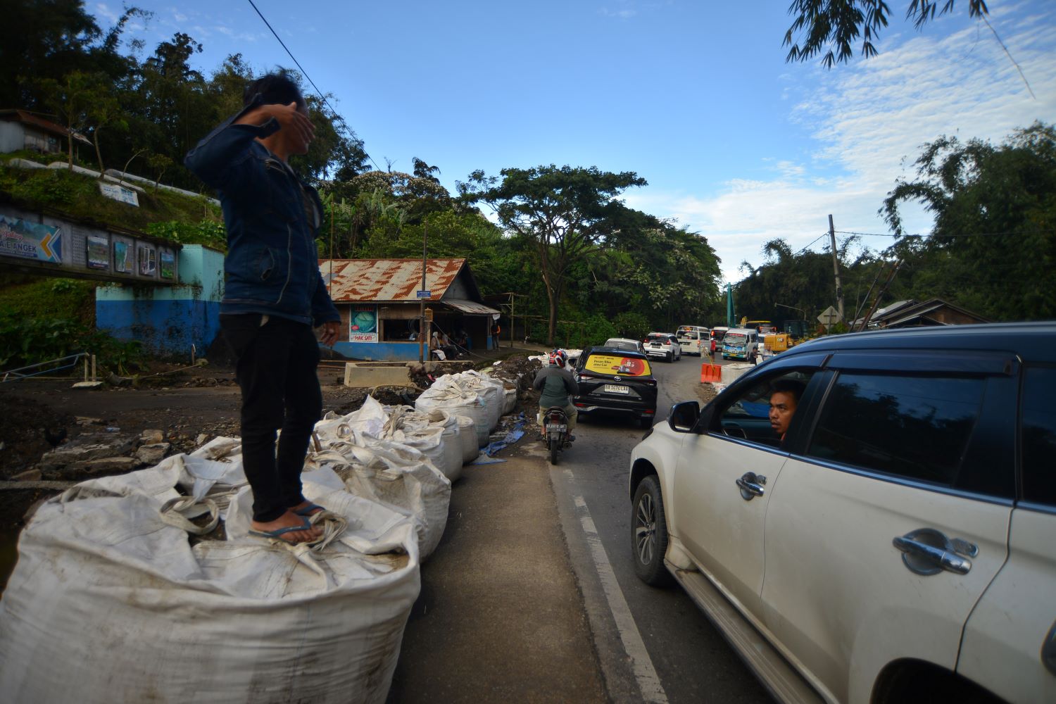 Jalan Raya Padang-Bukittinggi  Amblas di Tanah Datar
