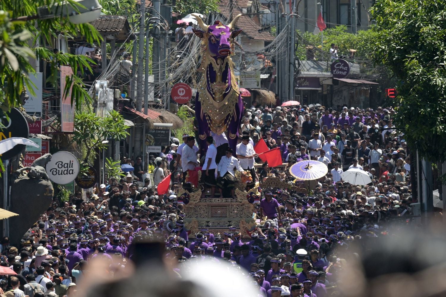 Ribuan Warga dan  Wisatawan Menyaksikan Upacara Ngaben di Bali